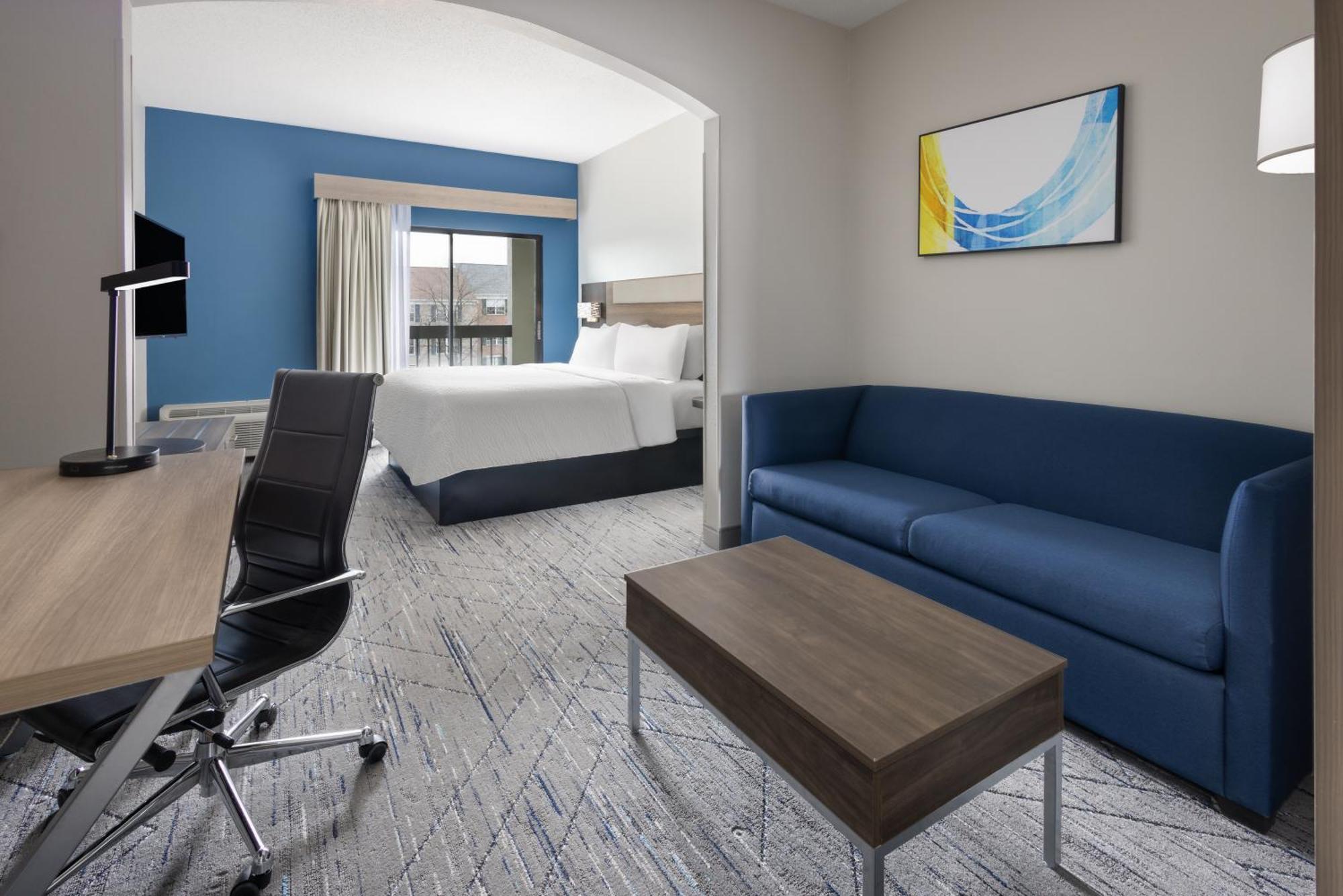 King Room with Balcony and Tub - Communications/Mobility Accessible
