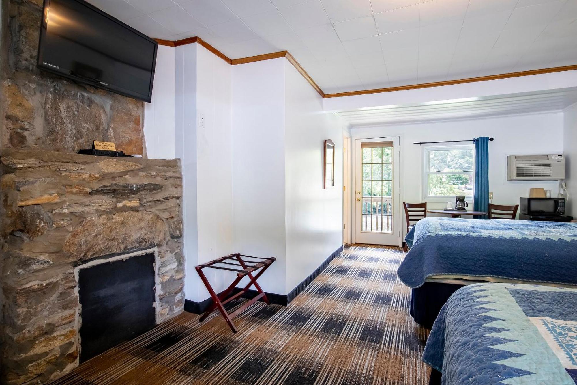 2 Queen Beds with River View