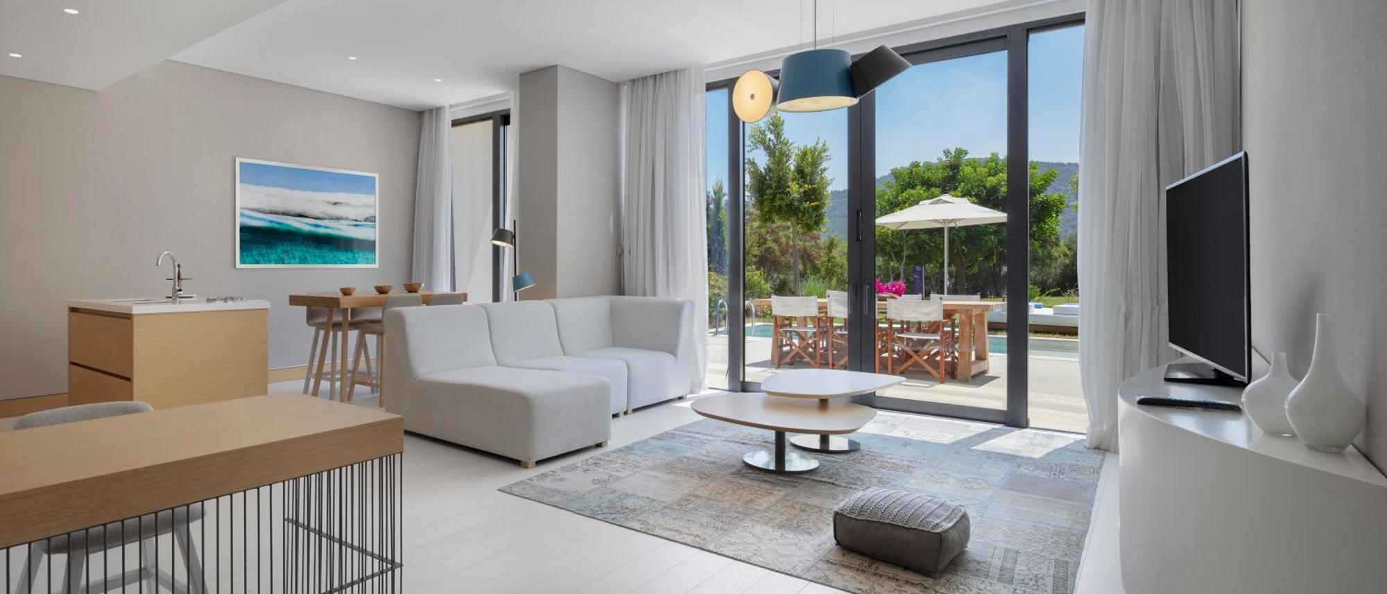 Familiensuite mit eigenem Pool und Gartenblick