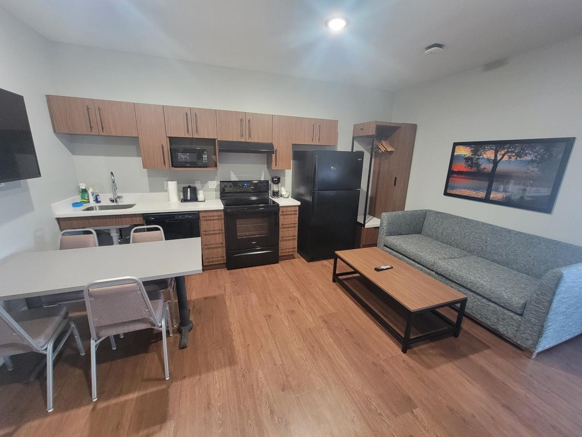 1 Queen Bed Full Kitchen Non-Smoking
