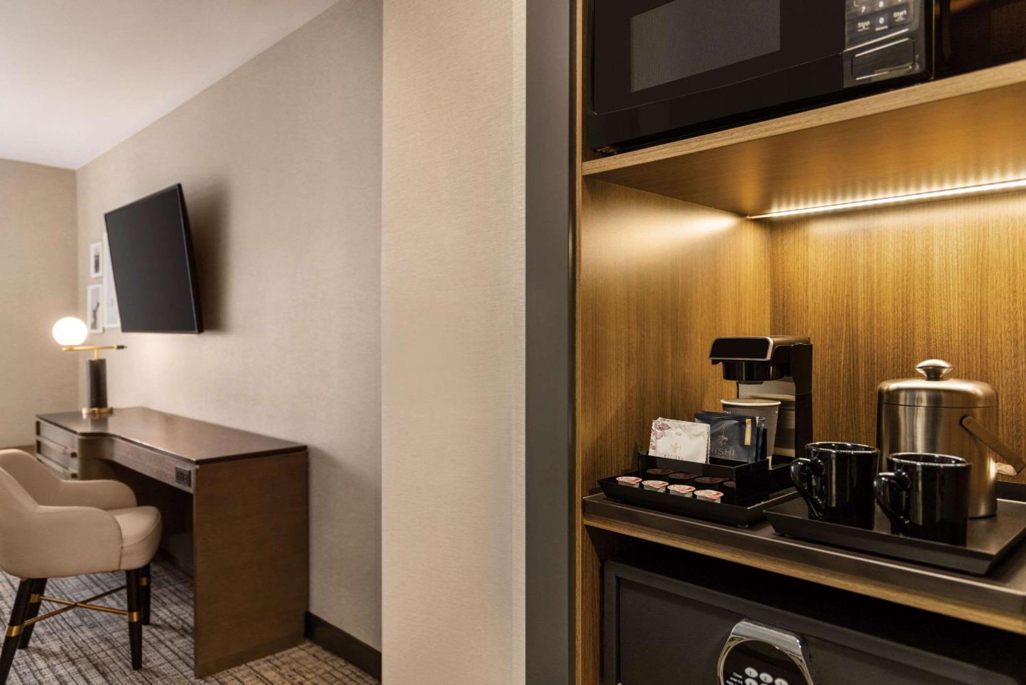 King Suite with Marina View - Non Smoking