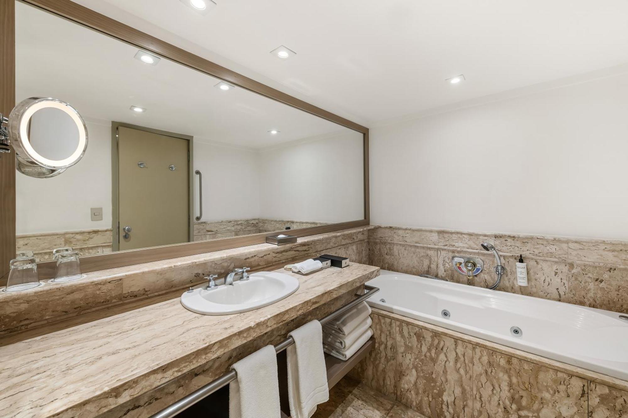 1 King One-Bedroom Suite City View Lounge Access