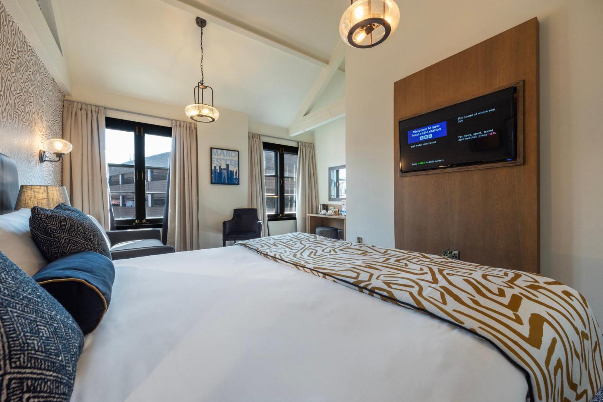 Habitación con cama extragrande.