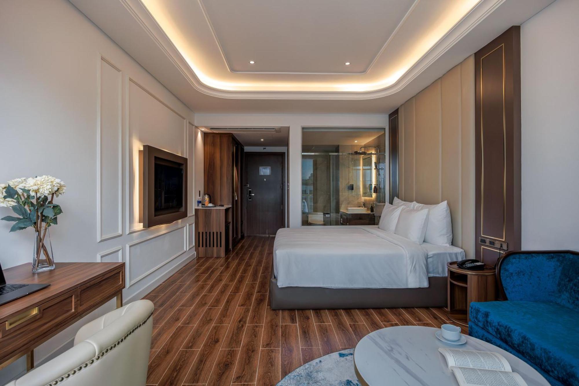 Deluxe Double Room with Side Sea View