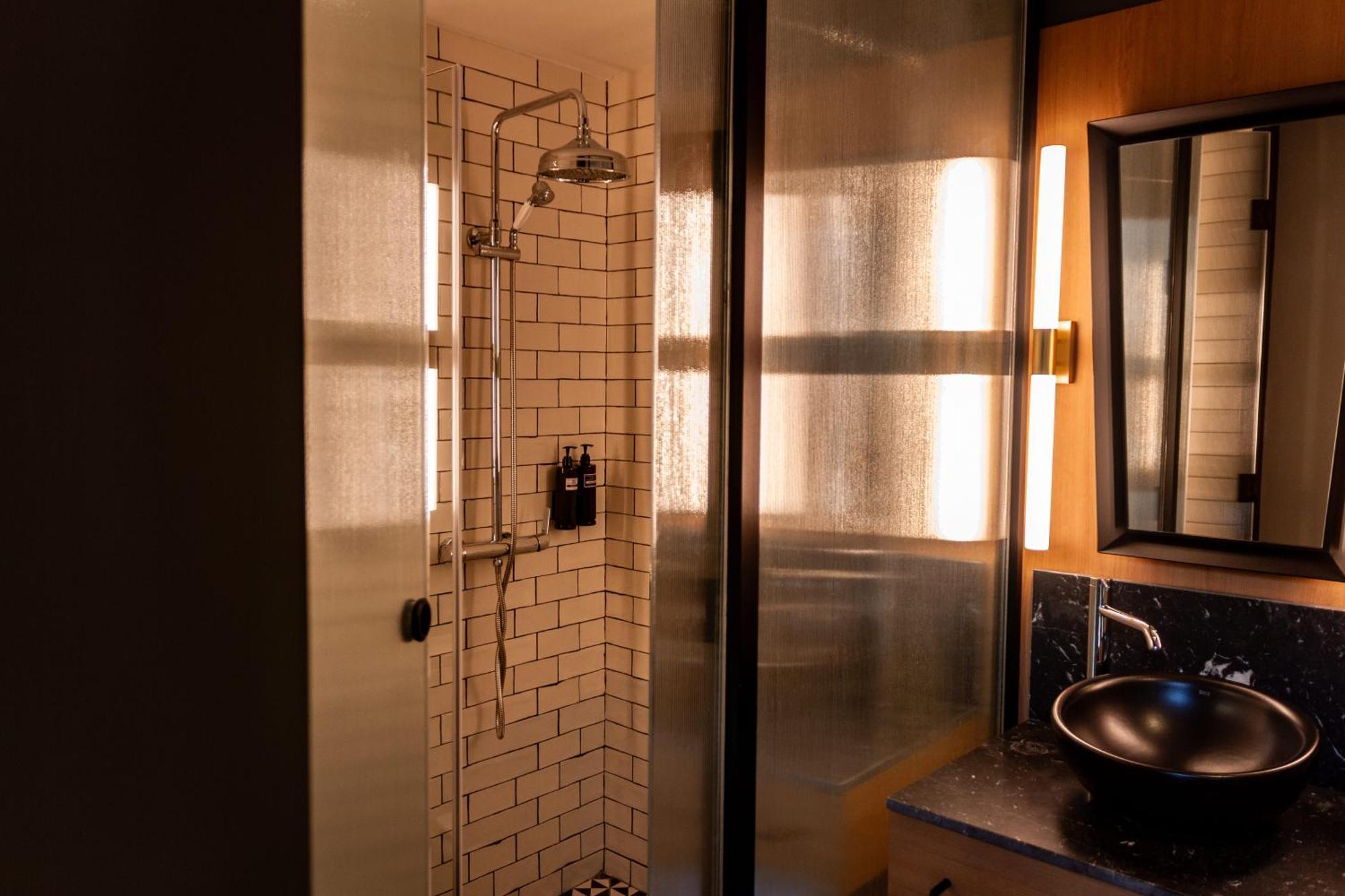 Single Room with Double Bed,1659662724:JPEG