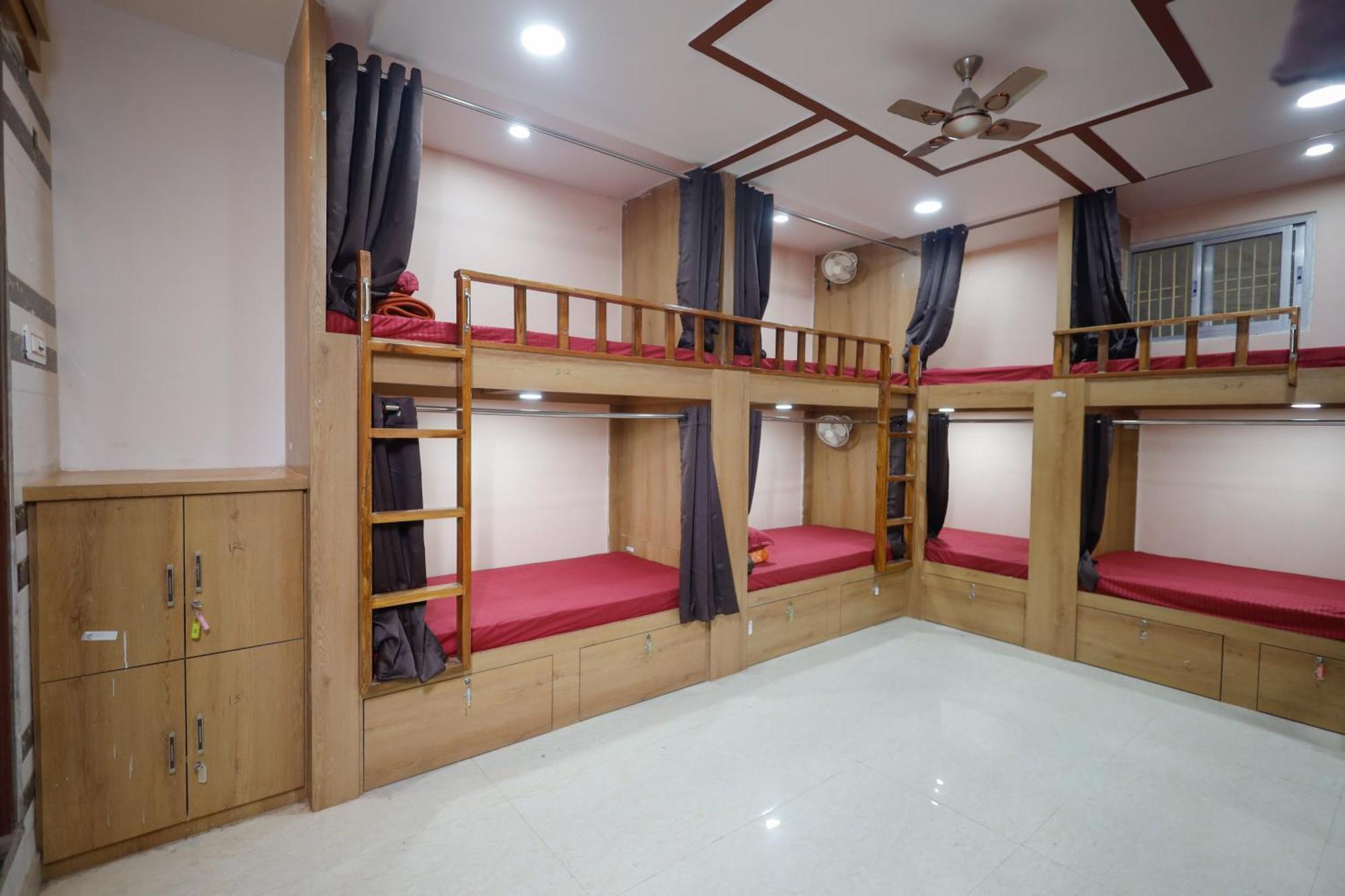 10-Bed Mixed Dormitory Room