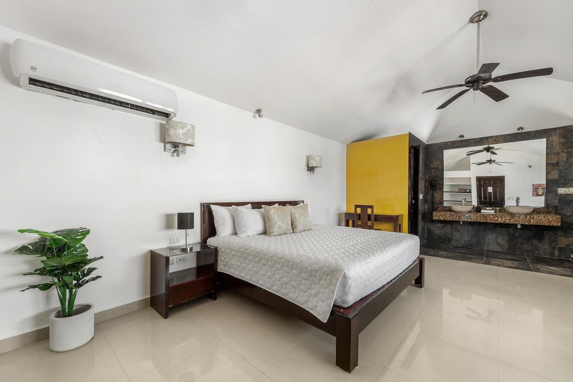 Deluxe King Room Partial Ocean View