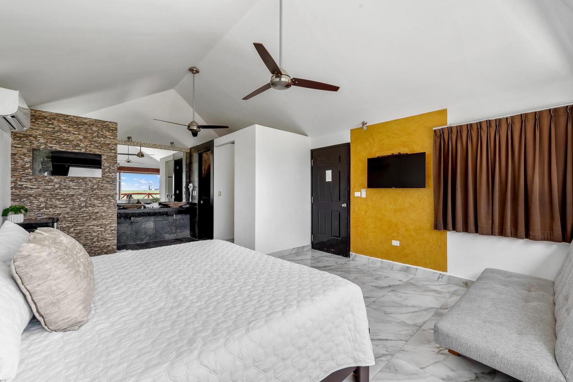 Deluxe King Room Partial Ocean View