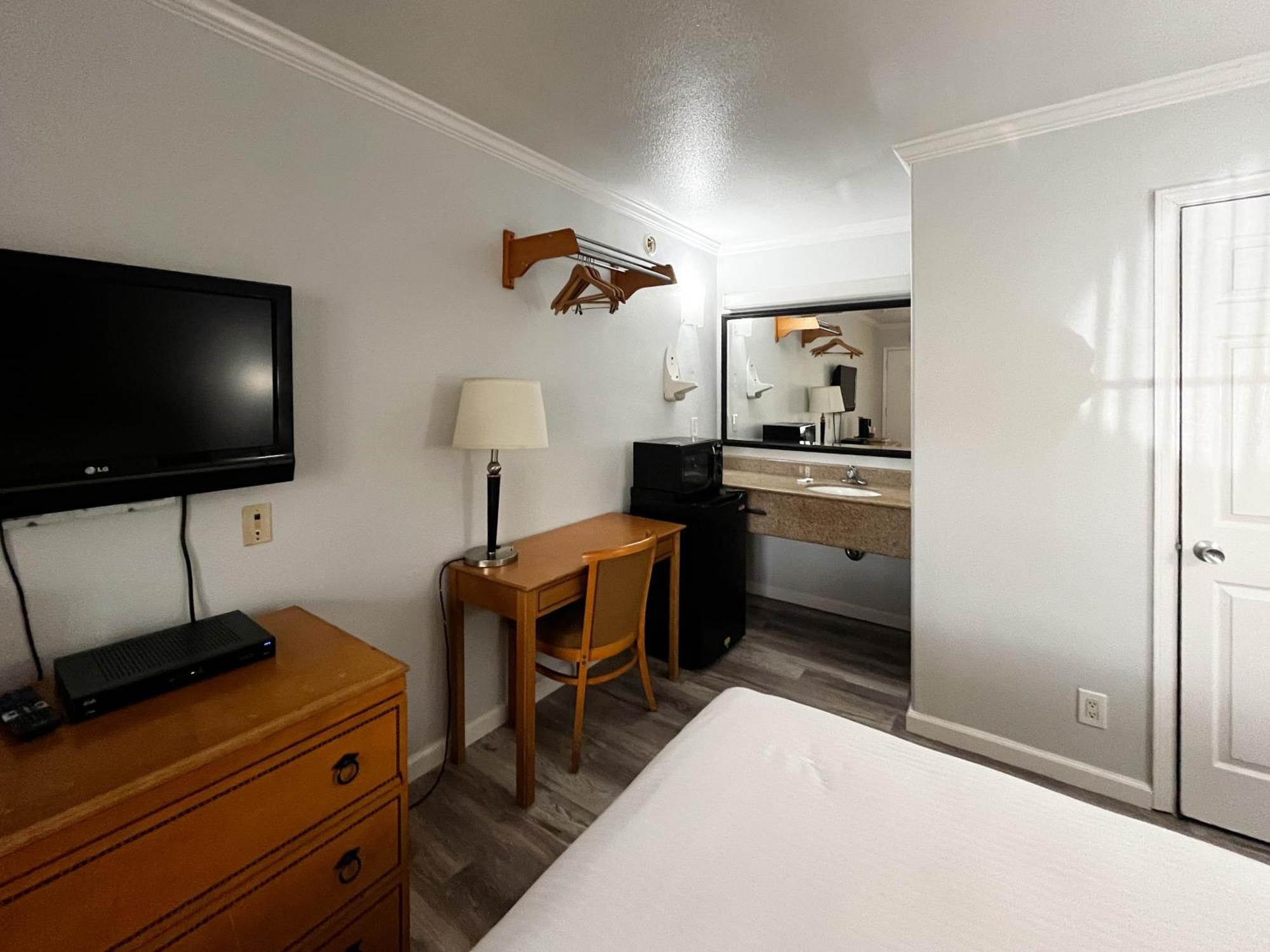 Queen Room Two Queen Beds Non-Smoking