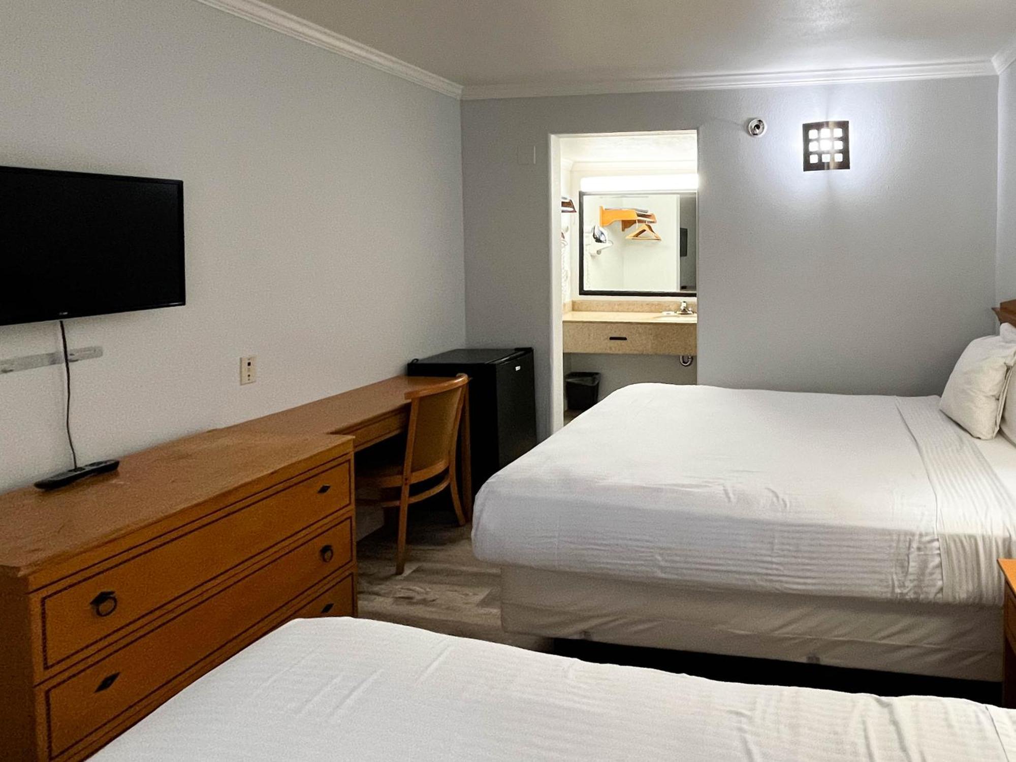 Queen Room Two Queen Beds Non-Smoking