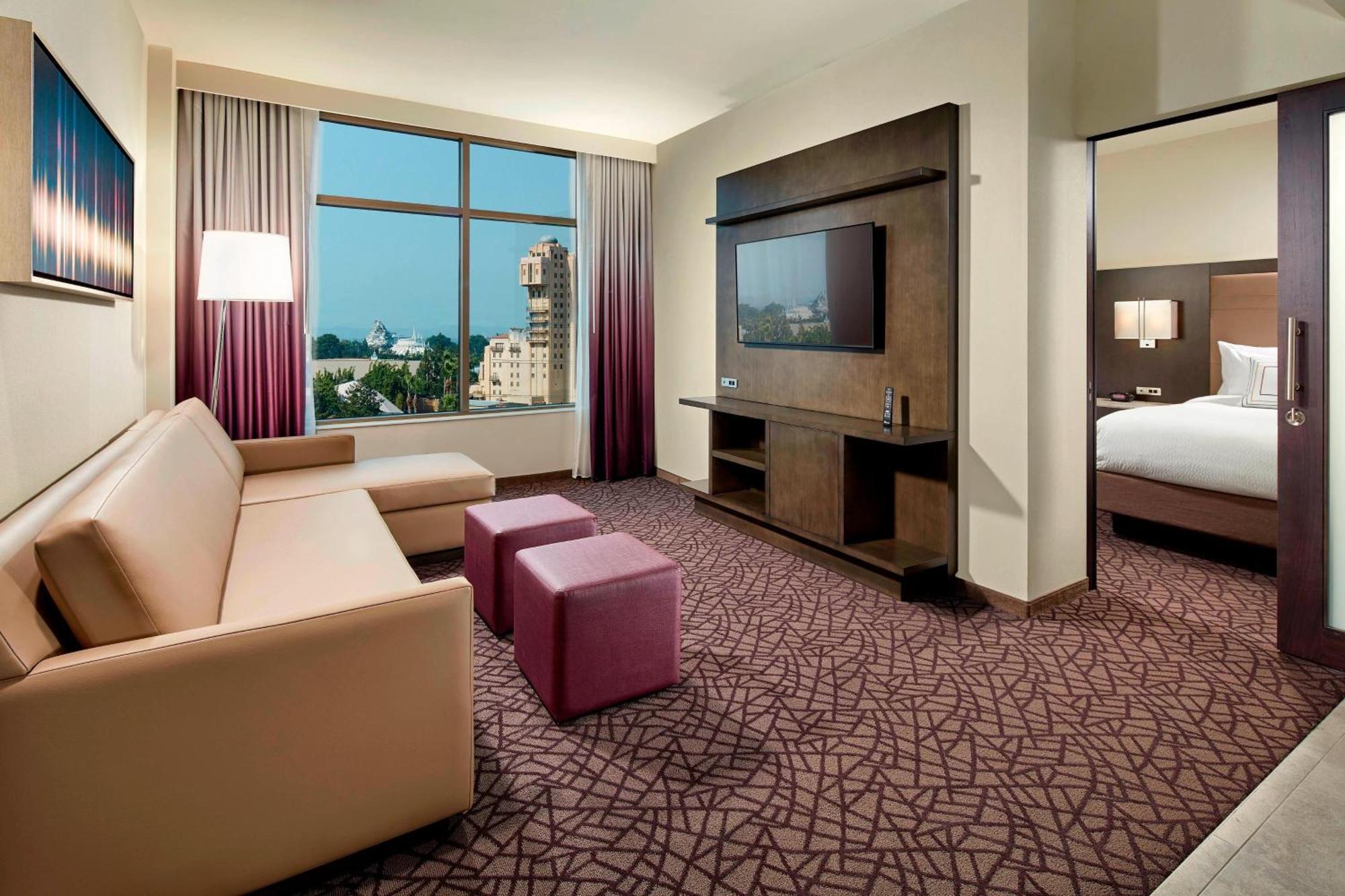 One Bedroom 2 Queens Theme Park View Suite Sofa Bed