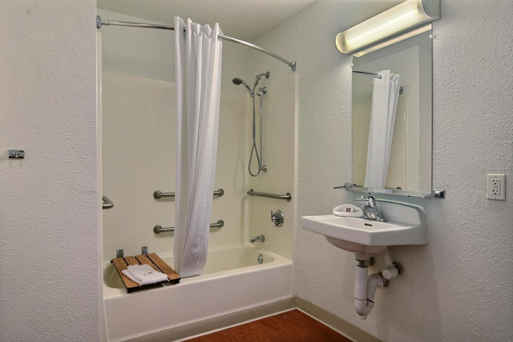 Deluxe Queen Room- Non Smoking