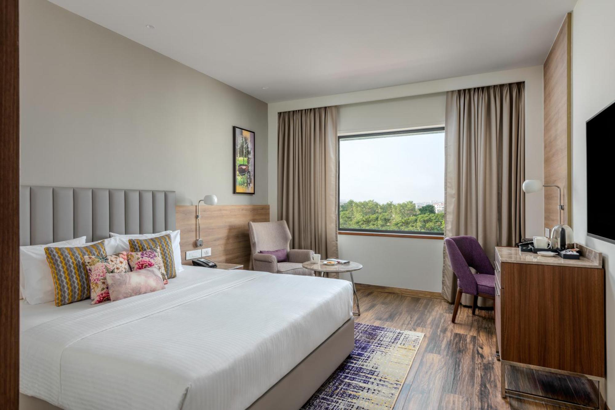 Deluxe Room City View King Bed