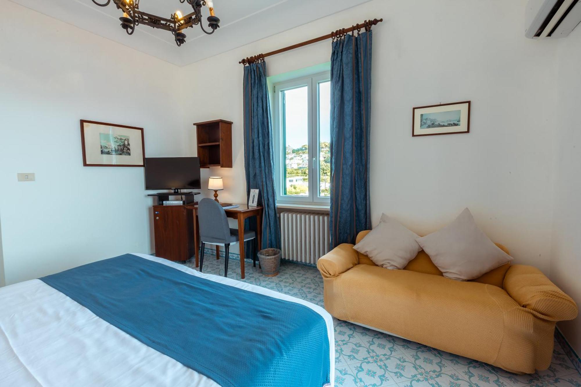 Superior Double Room with Balcony and Sea View