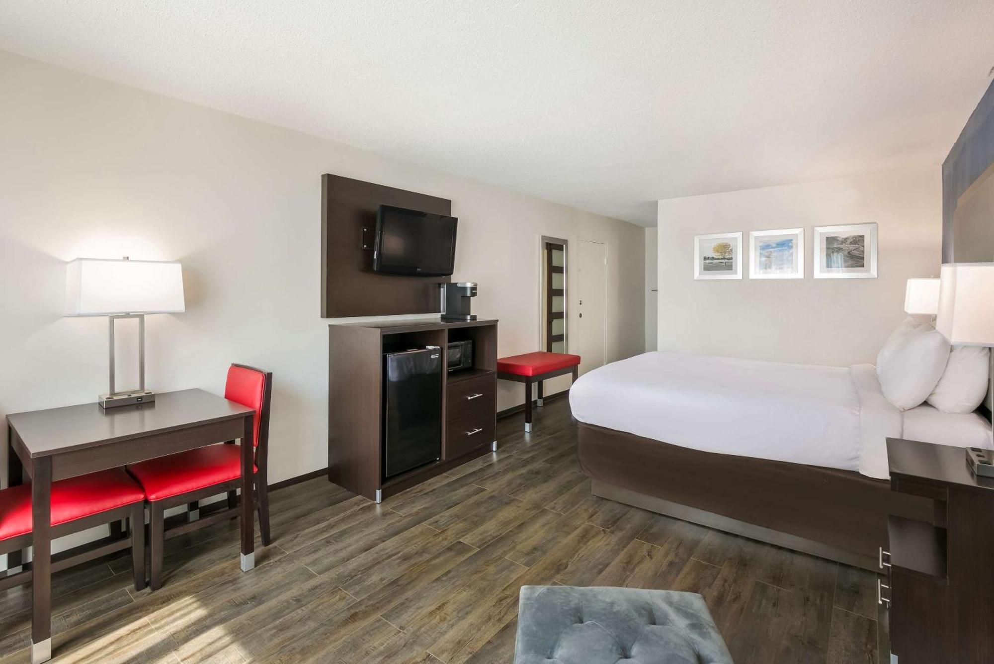 Queen Room - Accessible/Non Smoking