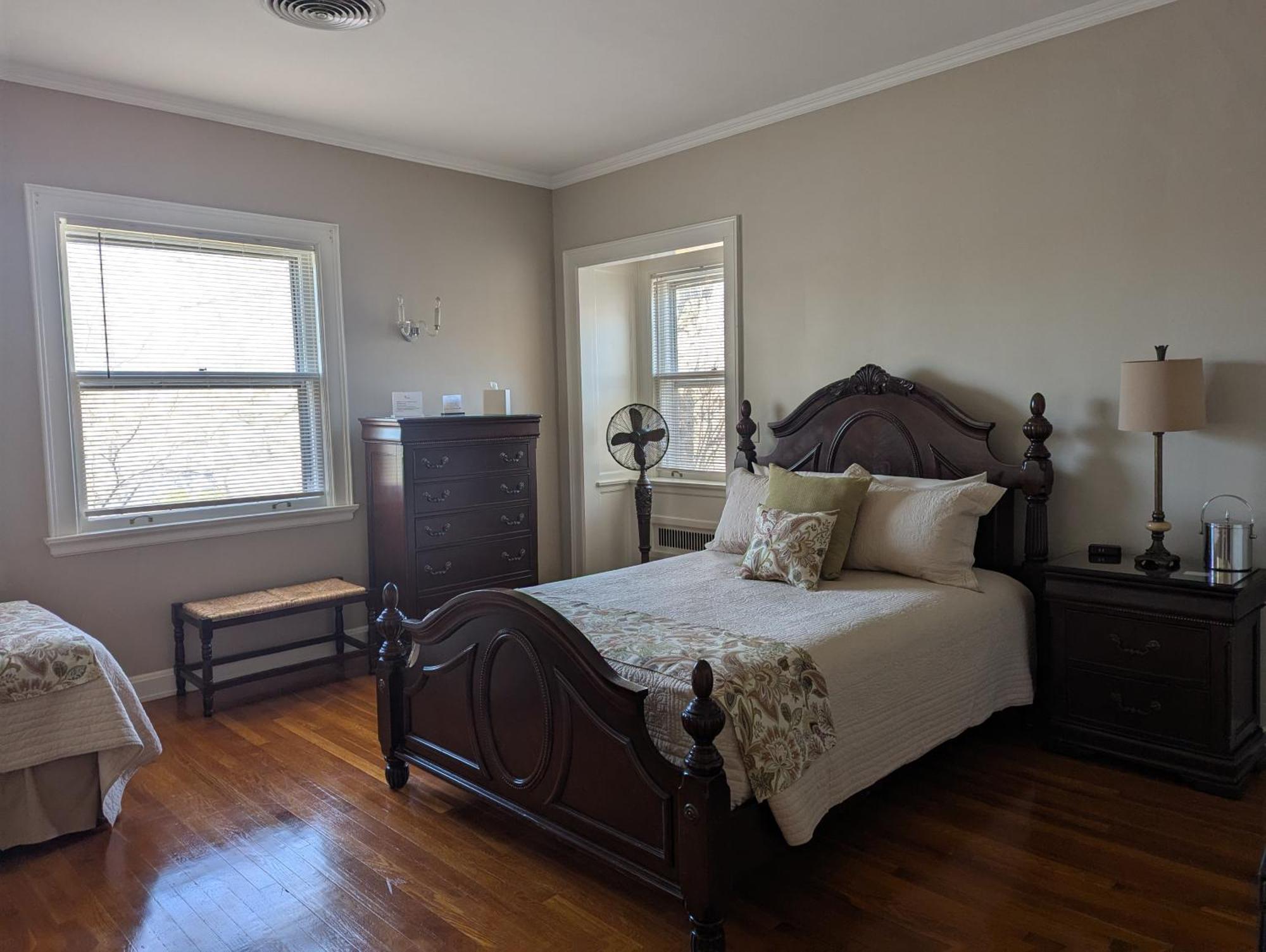 Deluxe Queen Room