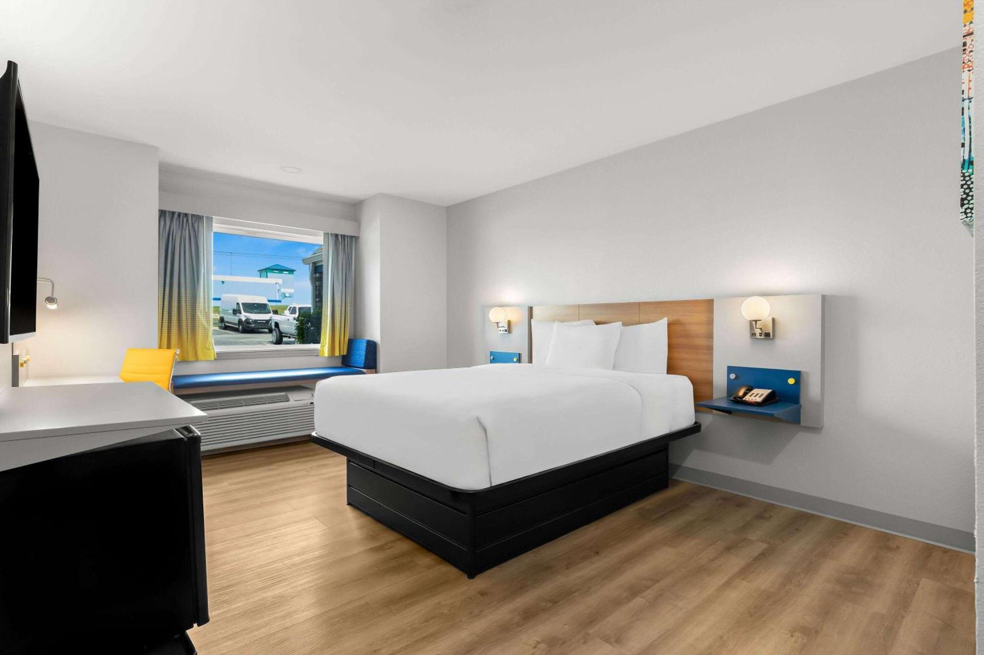 Queen Room with Roll-In Shower - Mobility Accessible/Non-Smoking