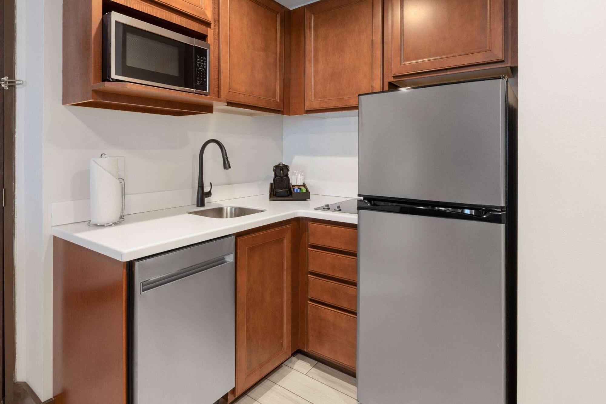 King Lodge Suite with Sunset View and Bathtub w/Grab Bars - Mobility Accessible/Non-Smoking