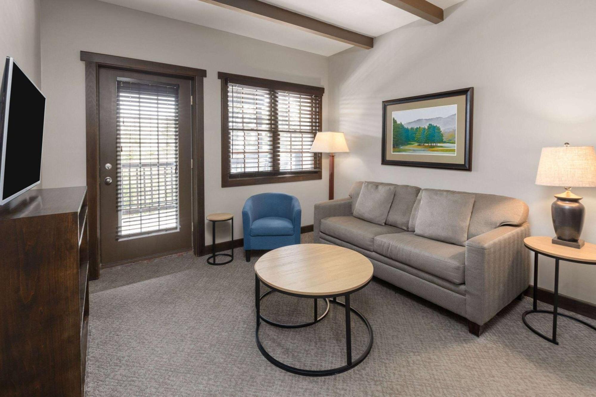 One-Bedroom King Suite with Sunrise View - Dog Friendly/Non-Smoking