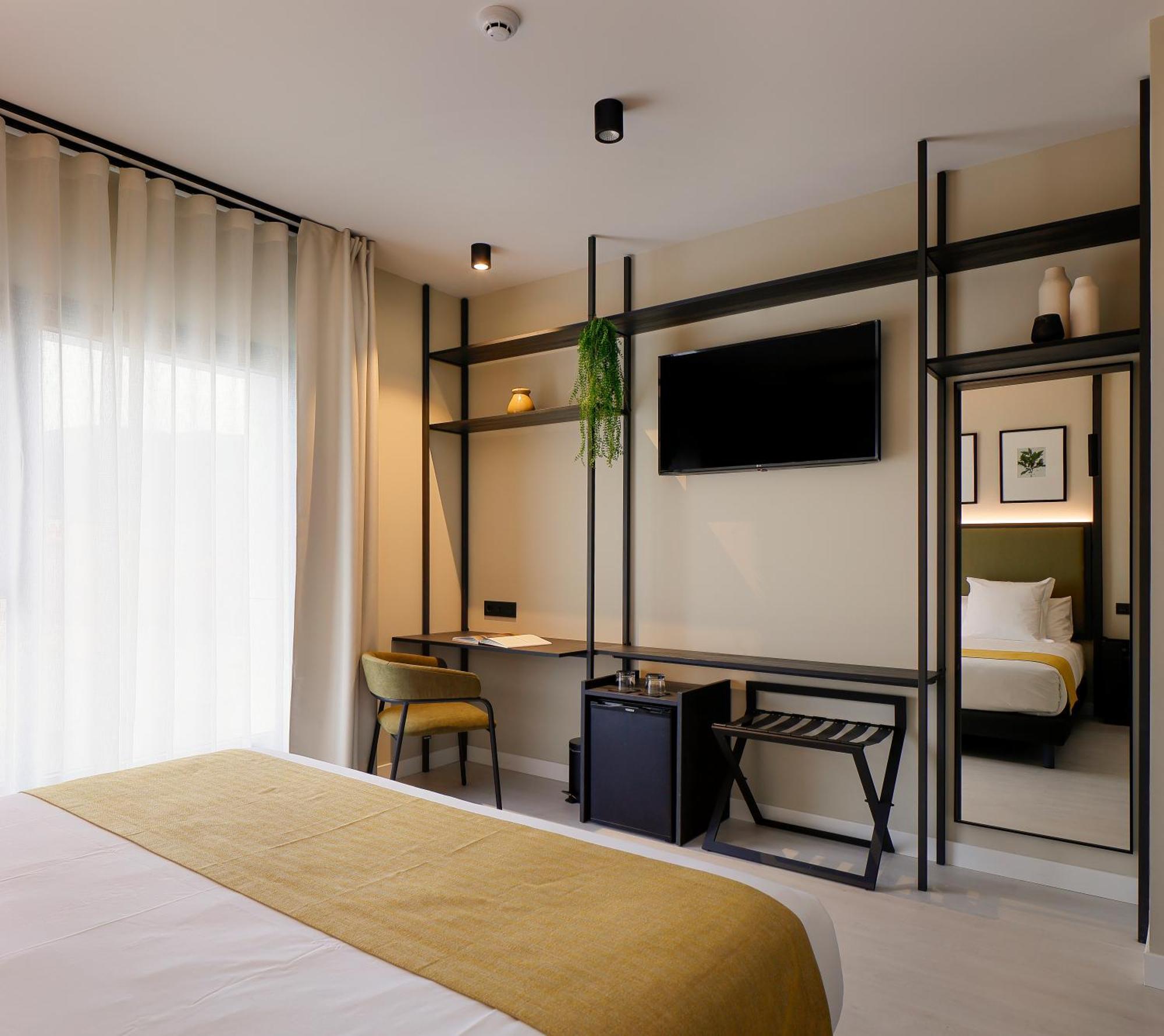 Single Room with Queen Bed