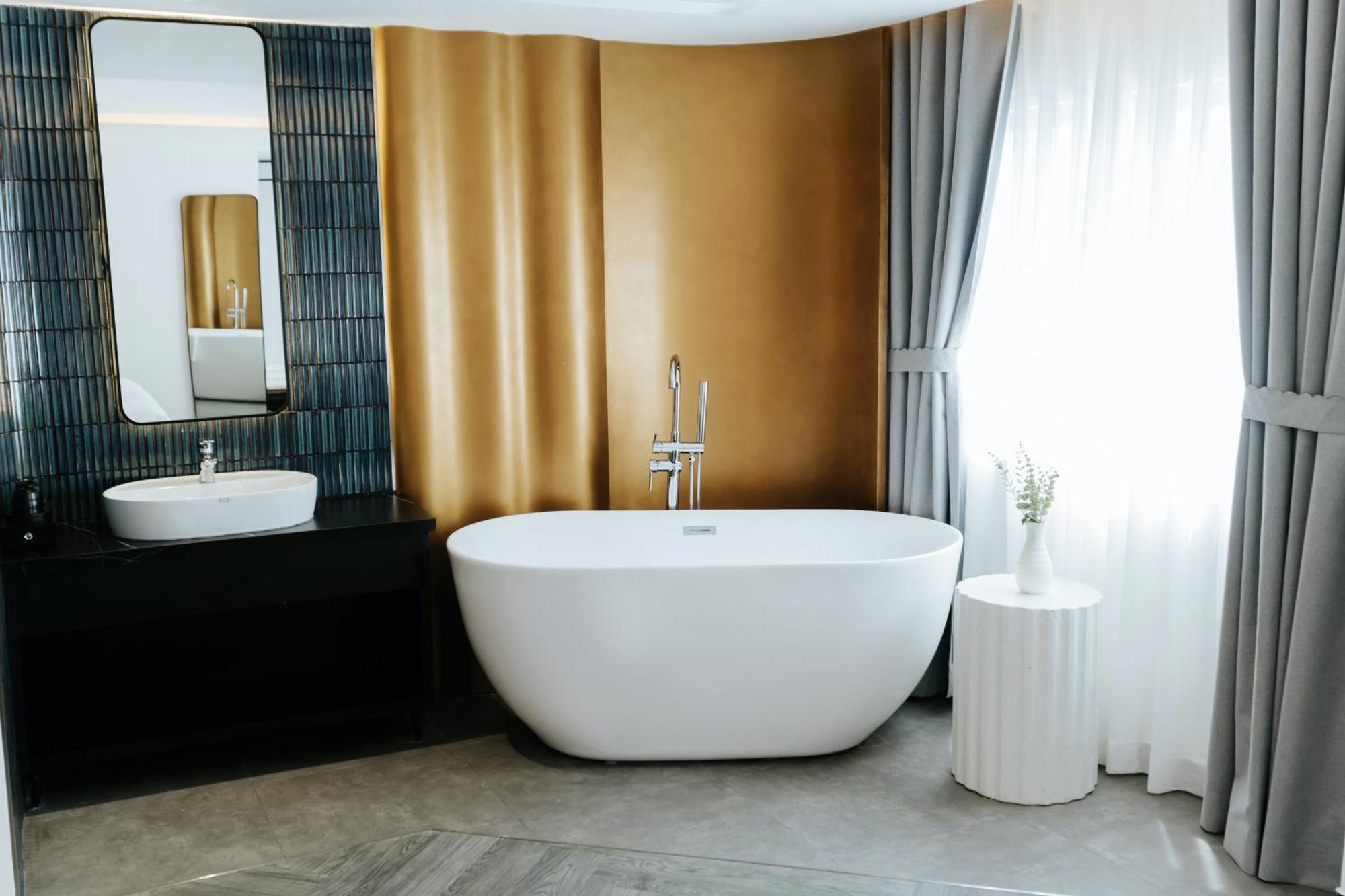 Deluxe King Suite
