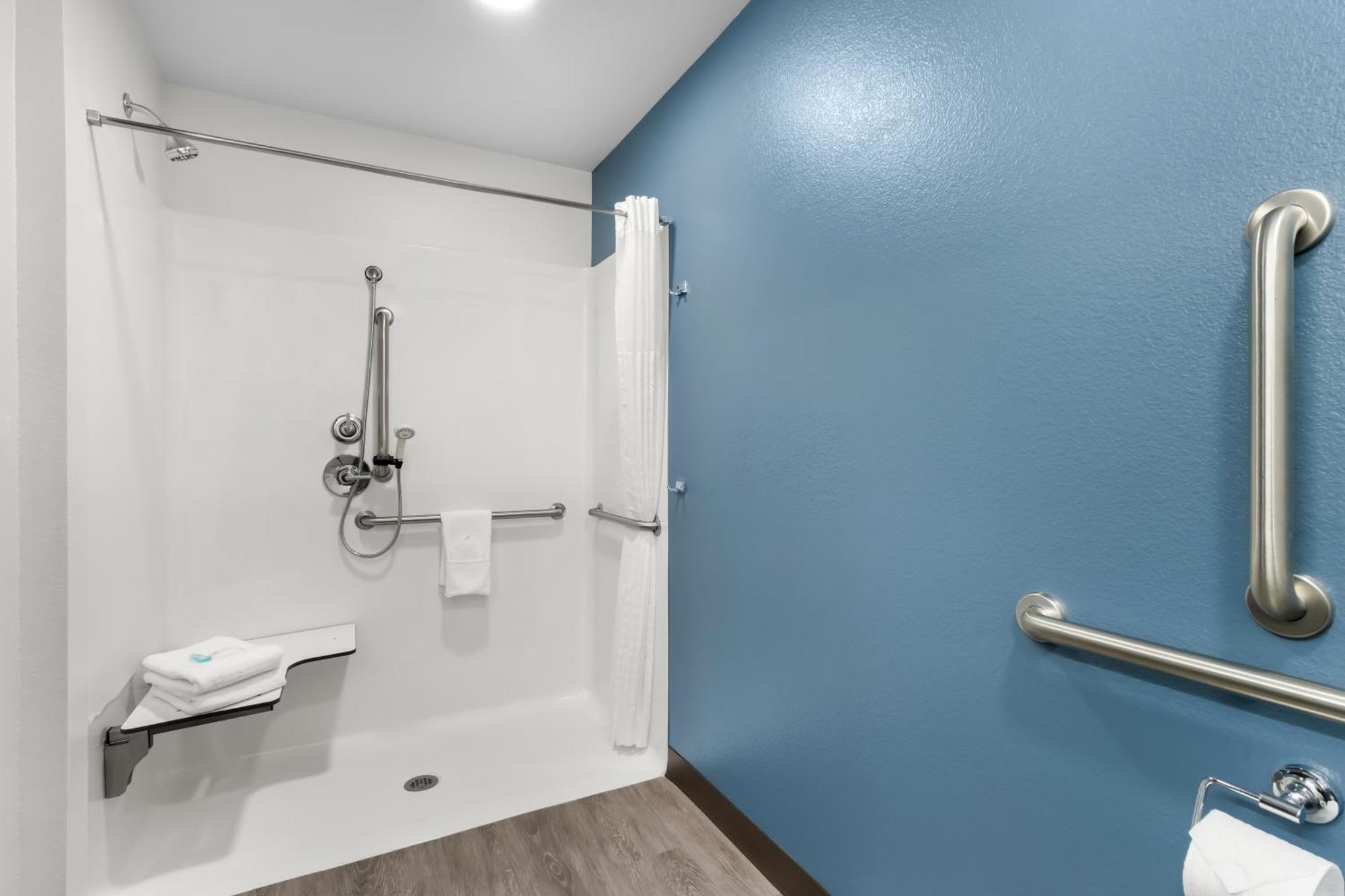 Queen Suite with Roll-In Shower - Disability Access/Non Smoking