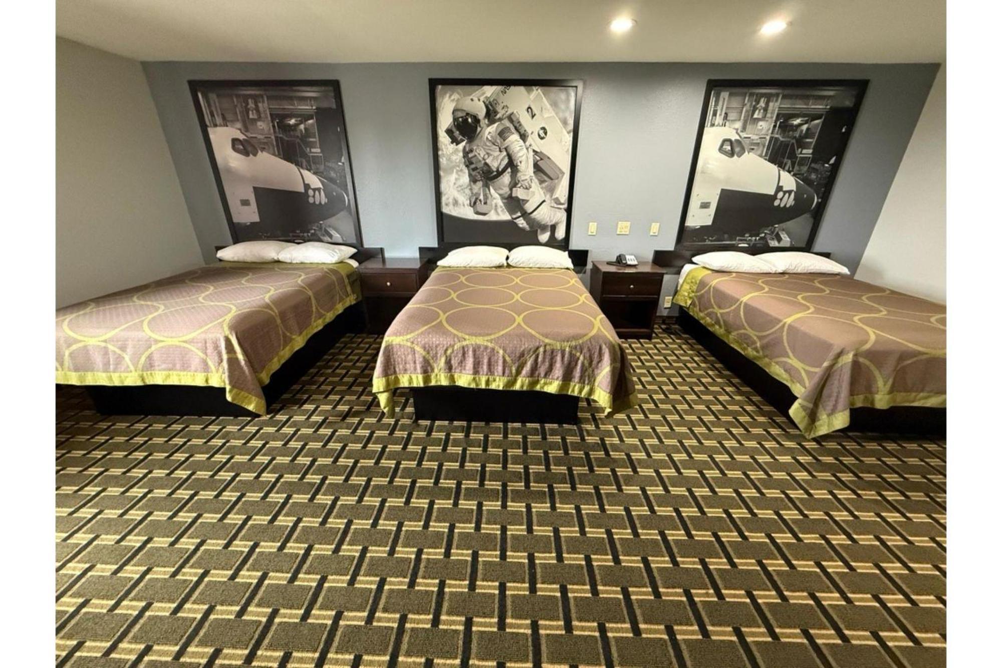 3 Full Beds Non-Smoking