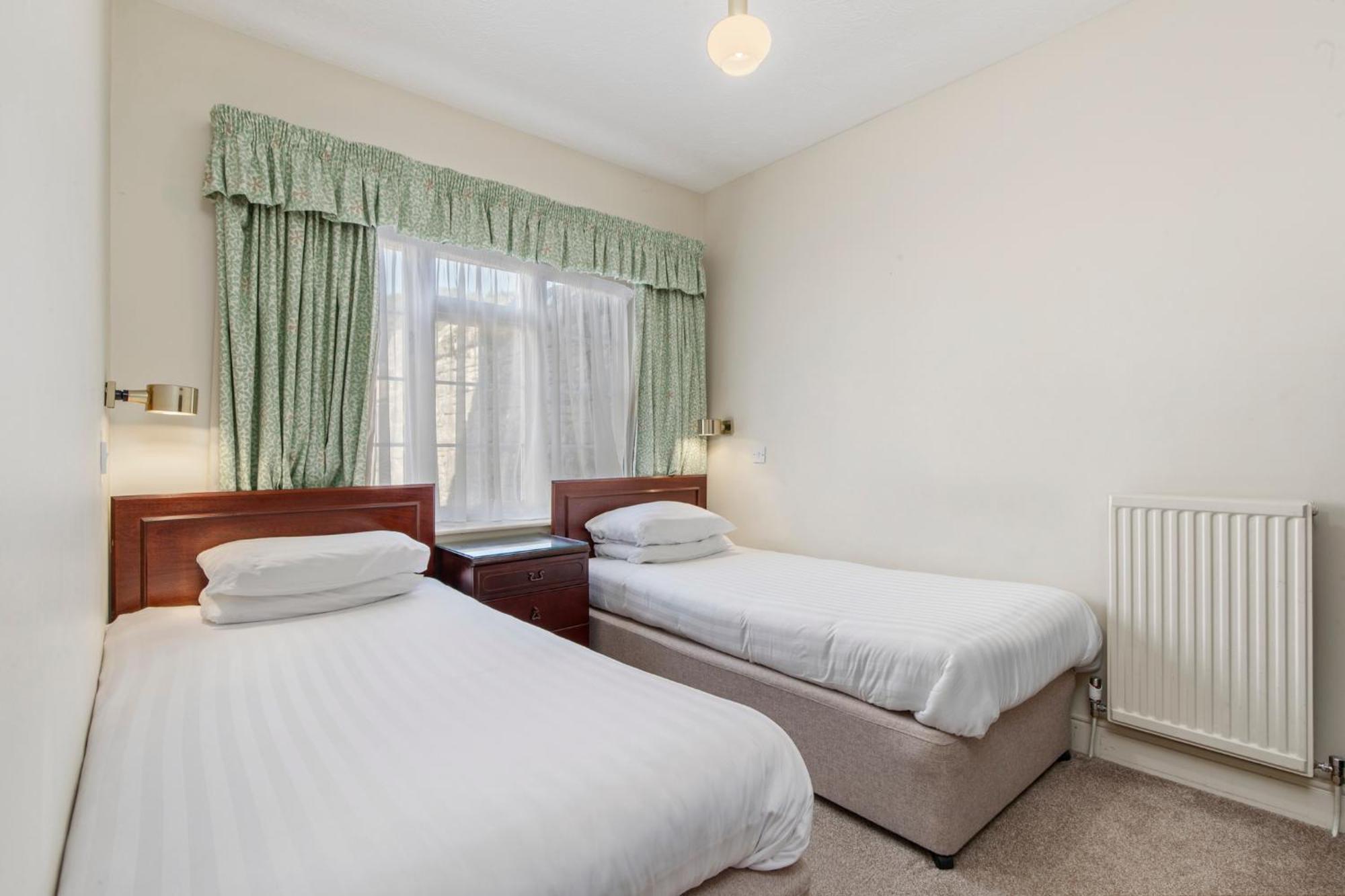 Family Room with One Double Bed and Two Single Beds - Non-Smoking