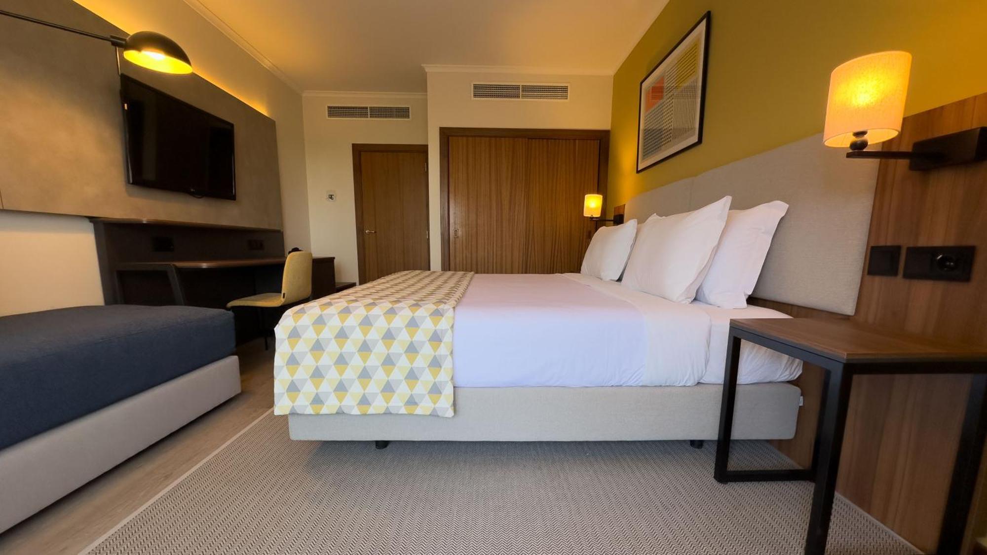 Habitación Doble Estándar con balcón amueblado y sofá cama individual