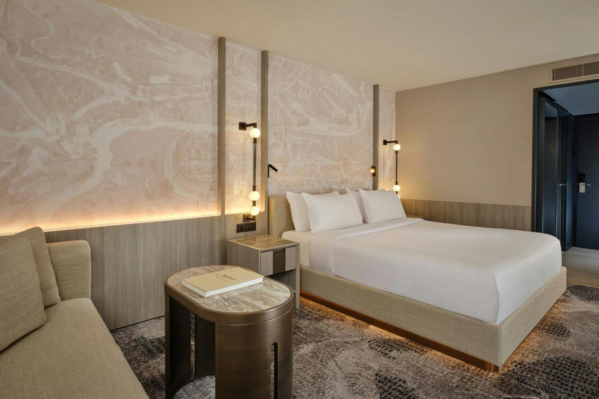 Large Deluxe King Room