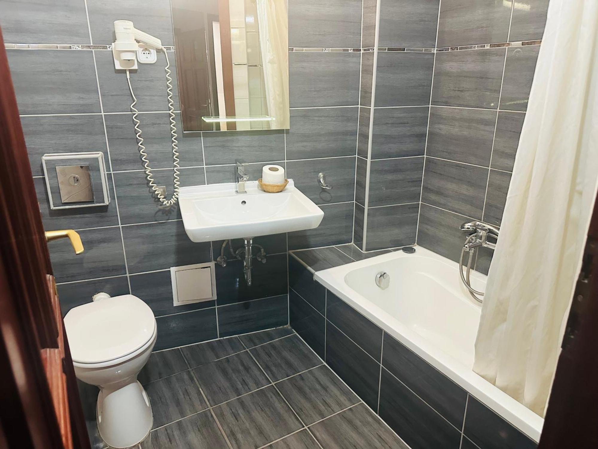 Family Room,1742650249:JPEG