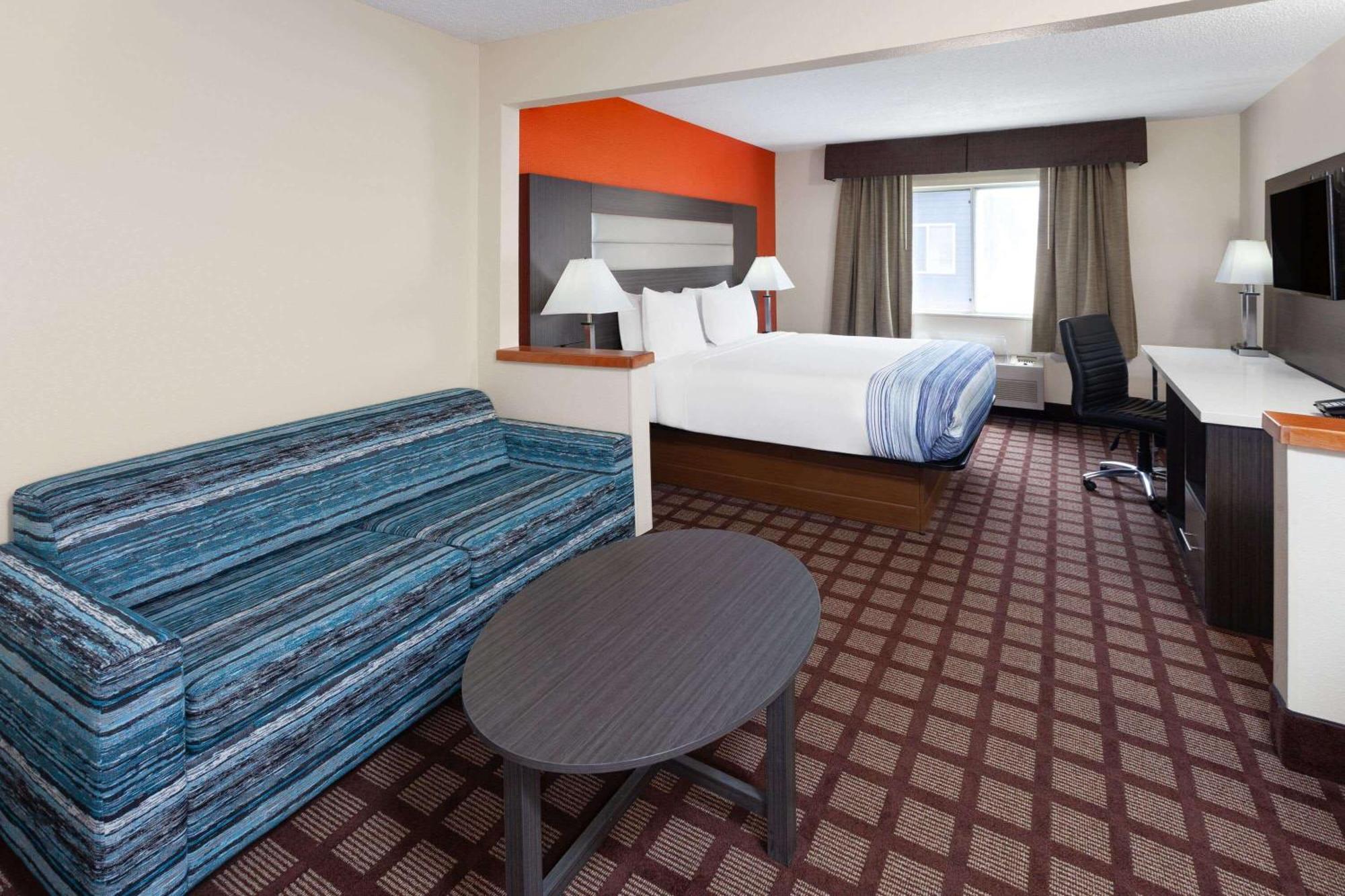 Deluxe King Room - Non-Smoking
