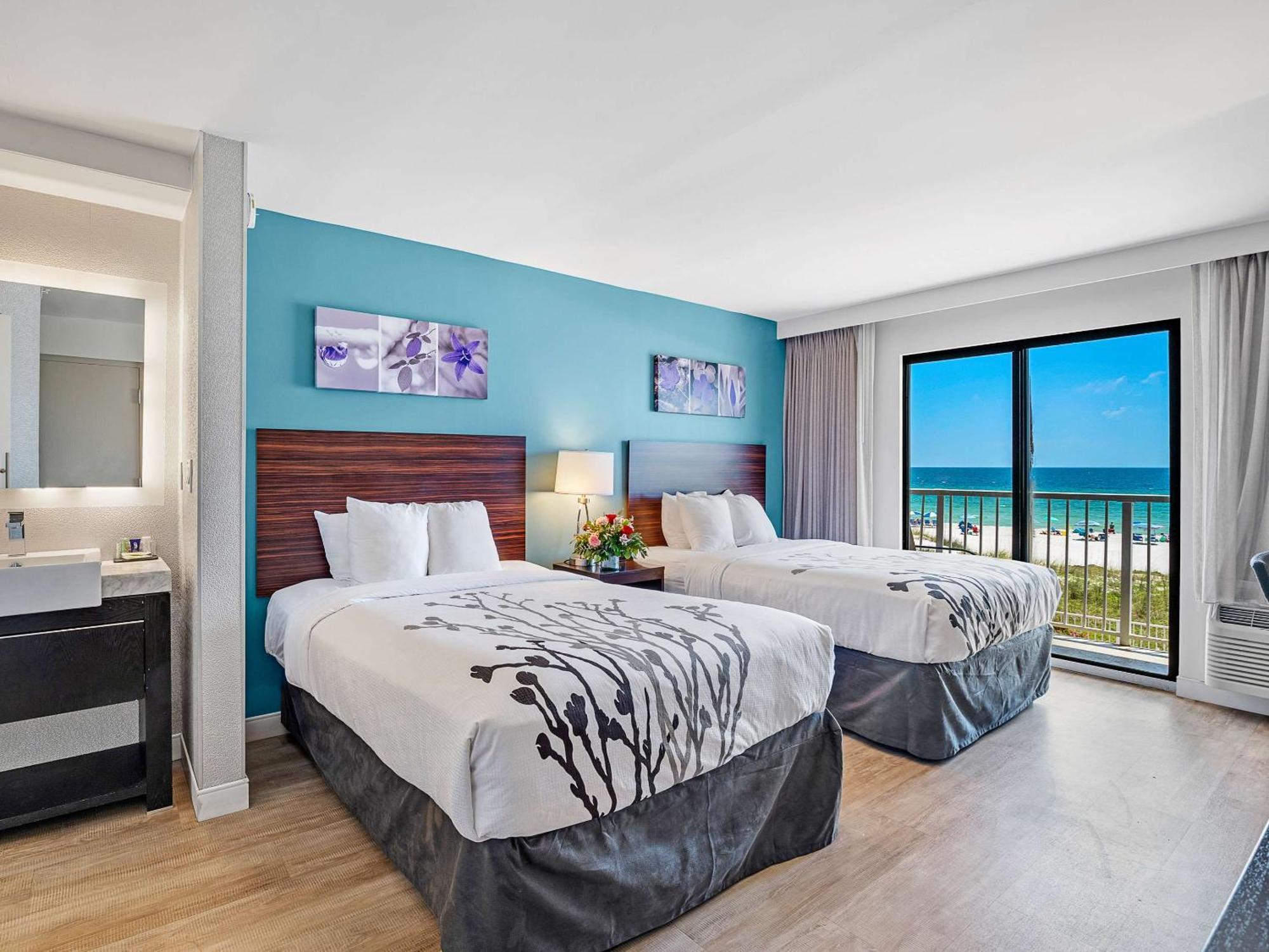 Standard Zimmer mit 2 Doppelbetten und Blick auf den Golf