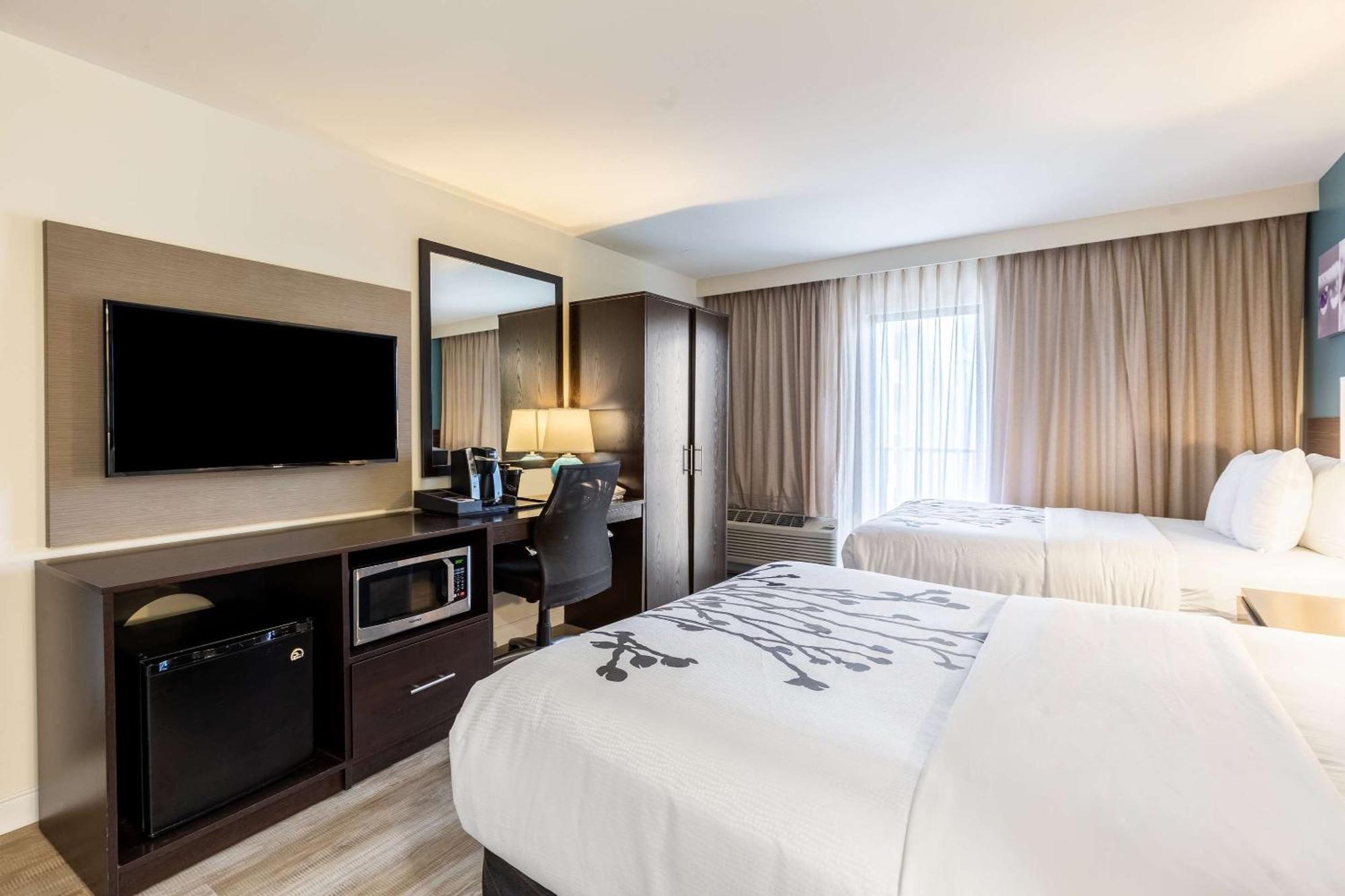 Standard Zimmer mit 2 Doppelbetten und Blick auf den Boulevard - Nichtraucher