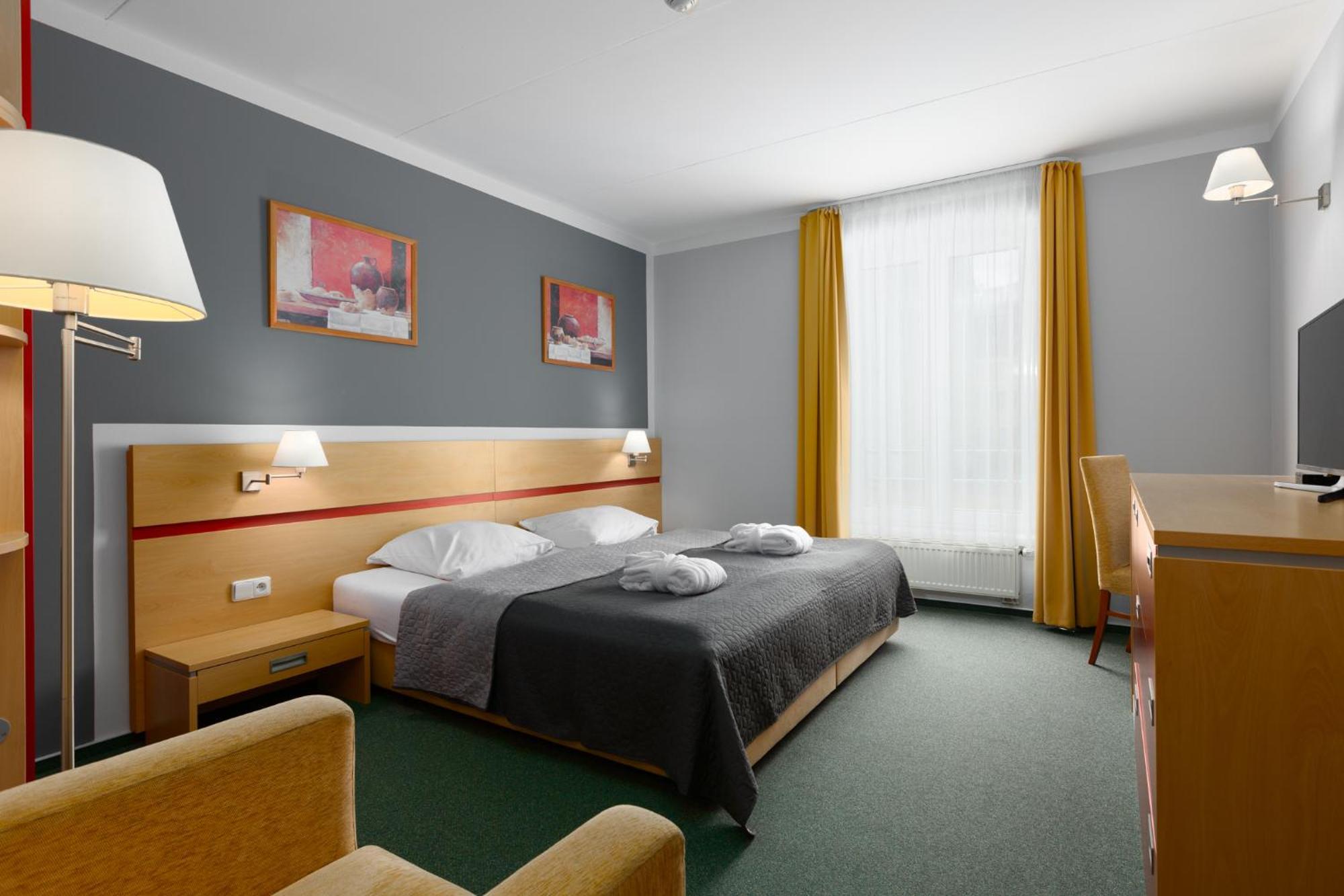 Doppel- oder Zweibettzimmer