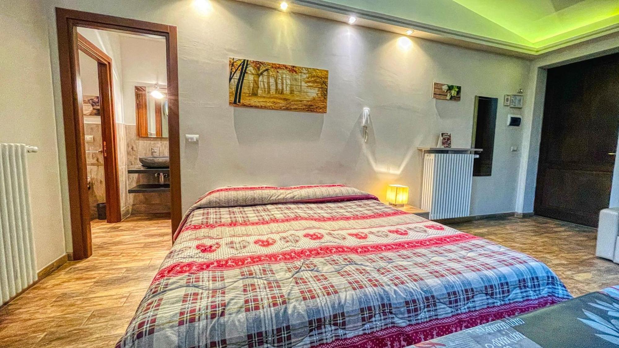 Family Studio (4 Adults)