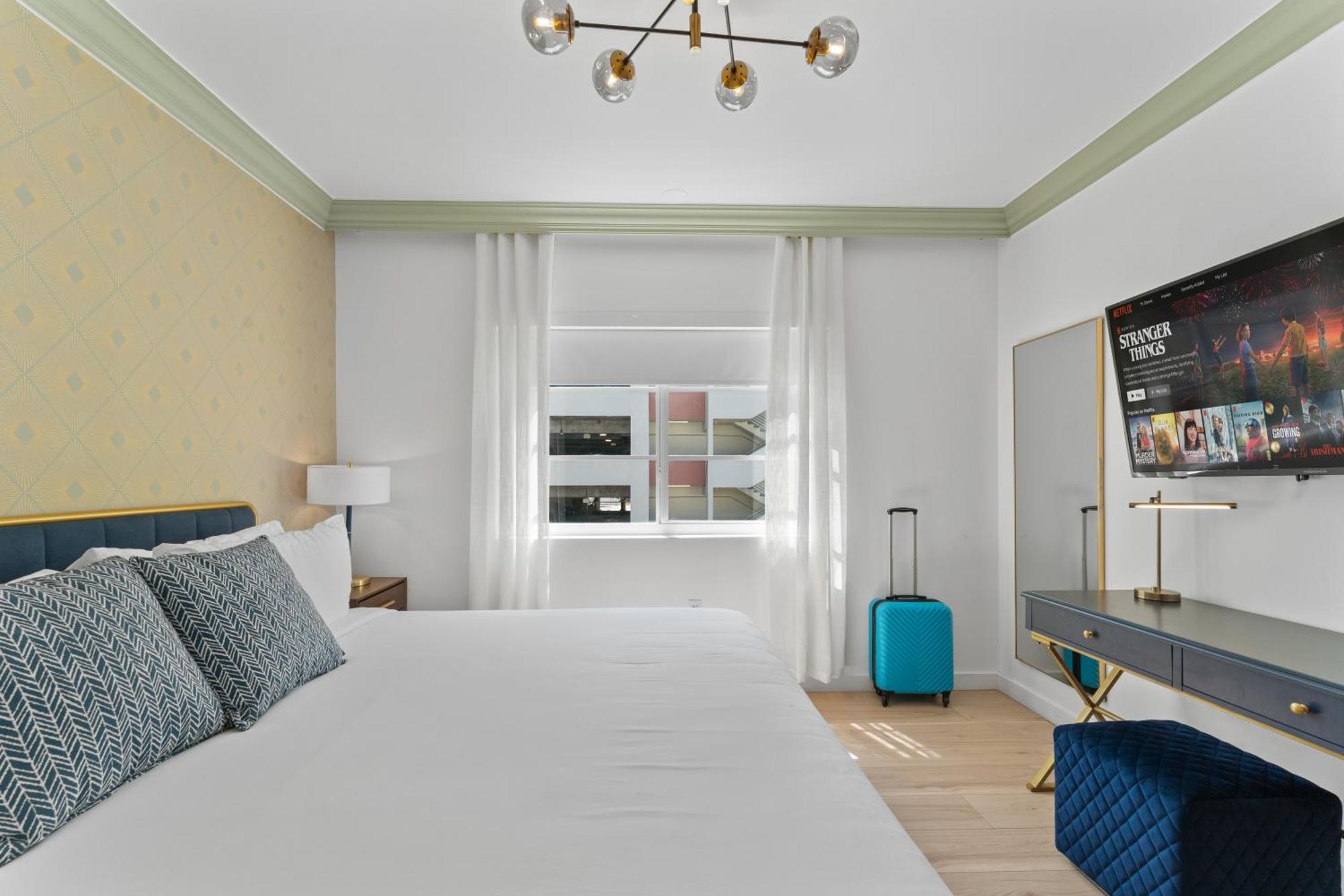 Habitación con cama extragrande.