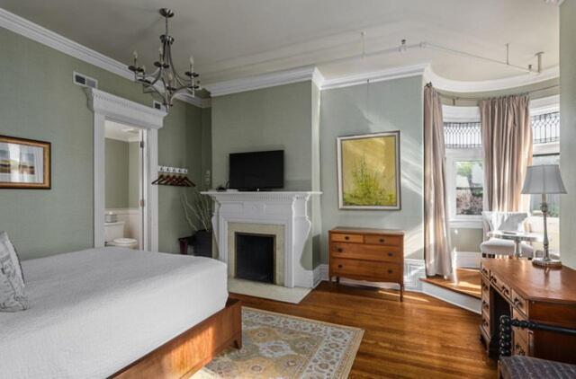 Deluxe Queen Room
