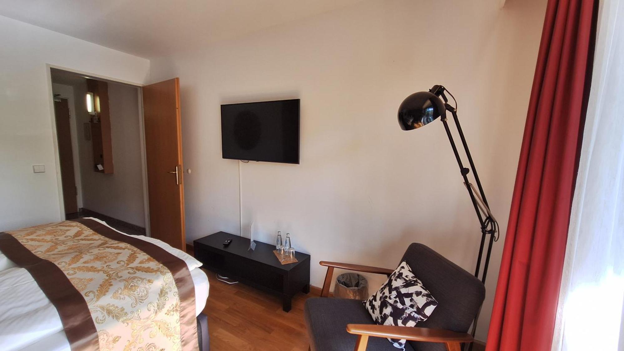 Studio Lit Queen-Size