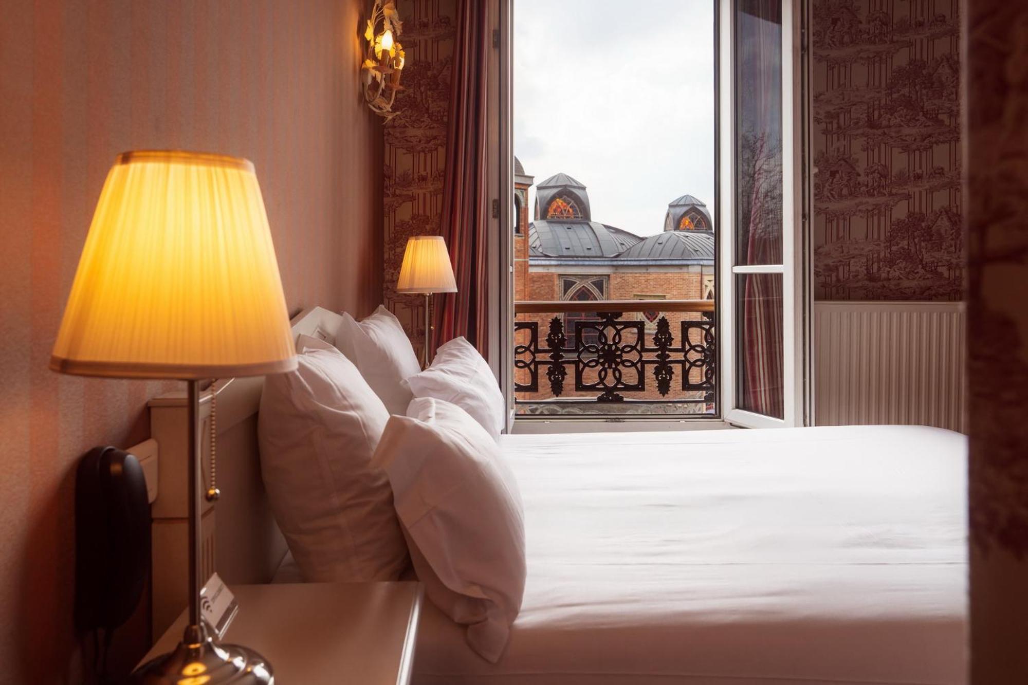 Deluxe Double or Twin Room Partial Eiffel Tower or Sacré Coeur View
