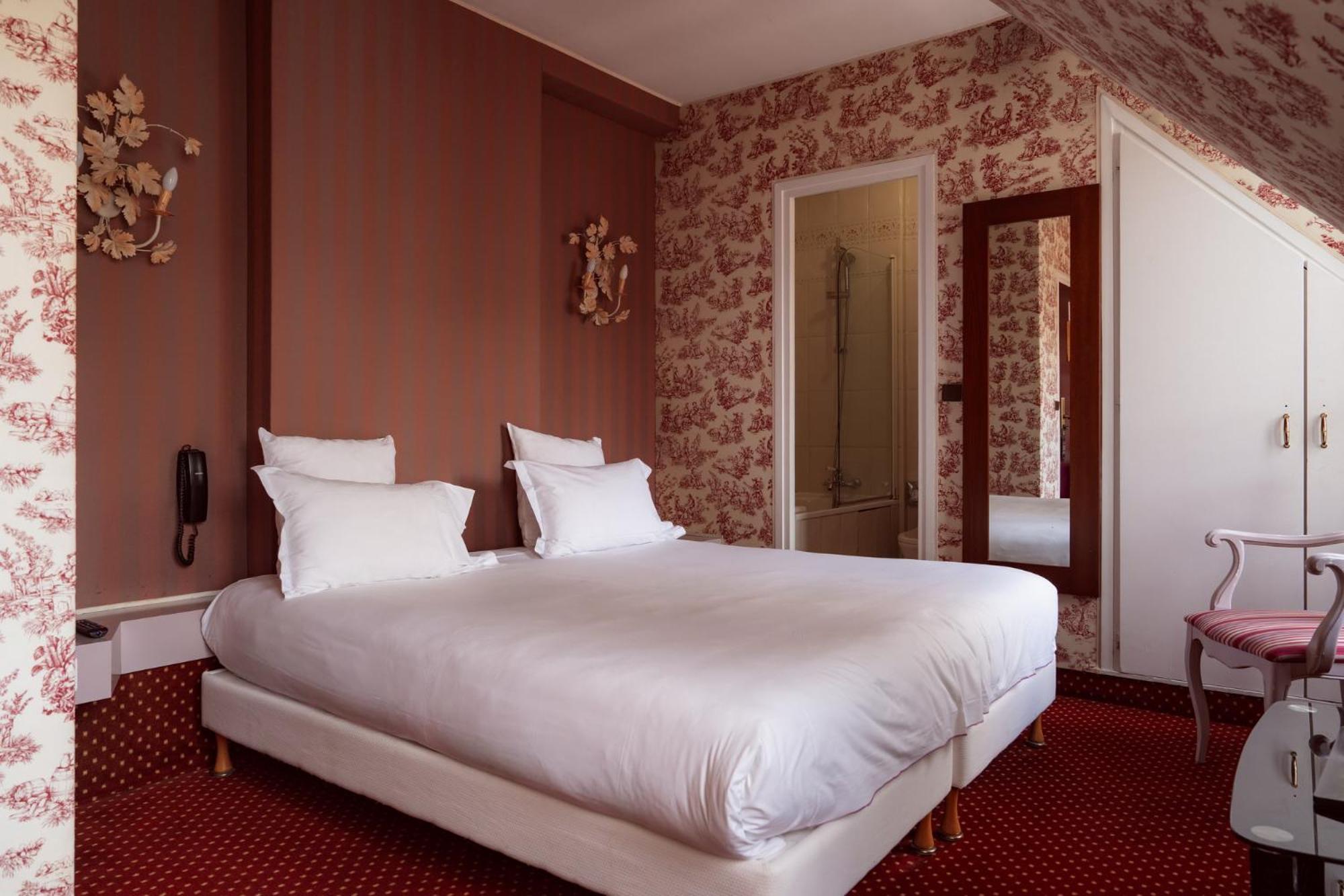 Deluxe Double or Twin Room Partial Eiffel Tower or Sacré Coeur View