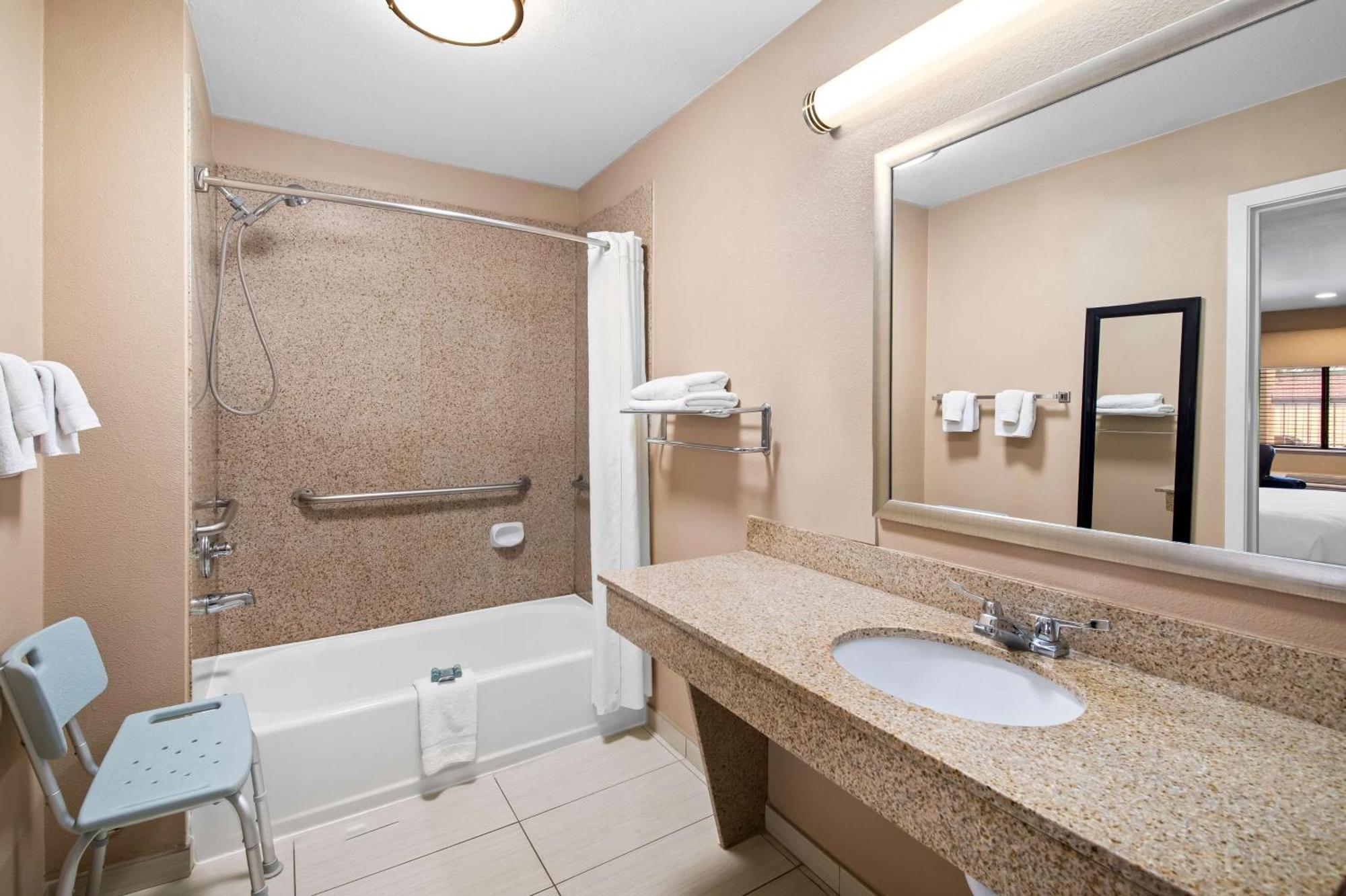 Queen Room with Two Queen Beds and Bath Tub - Disability/Non-Smoking