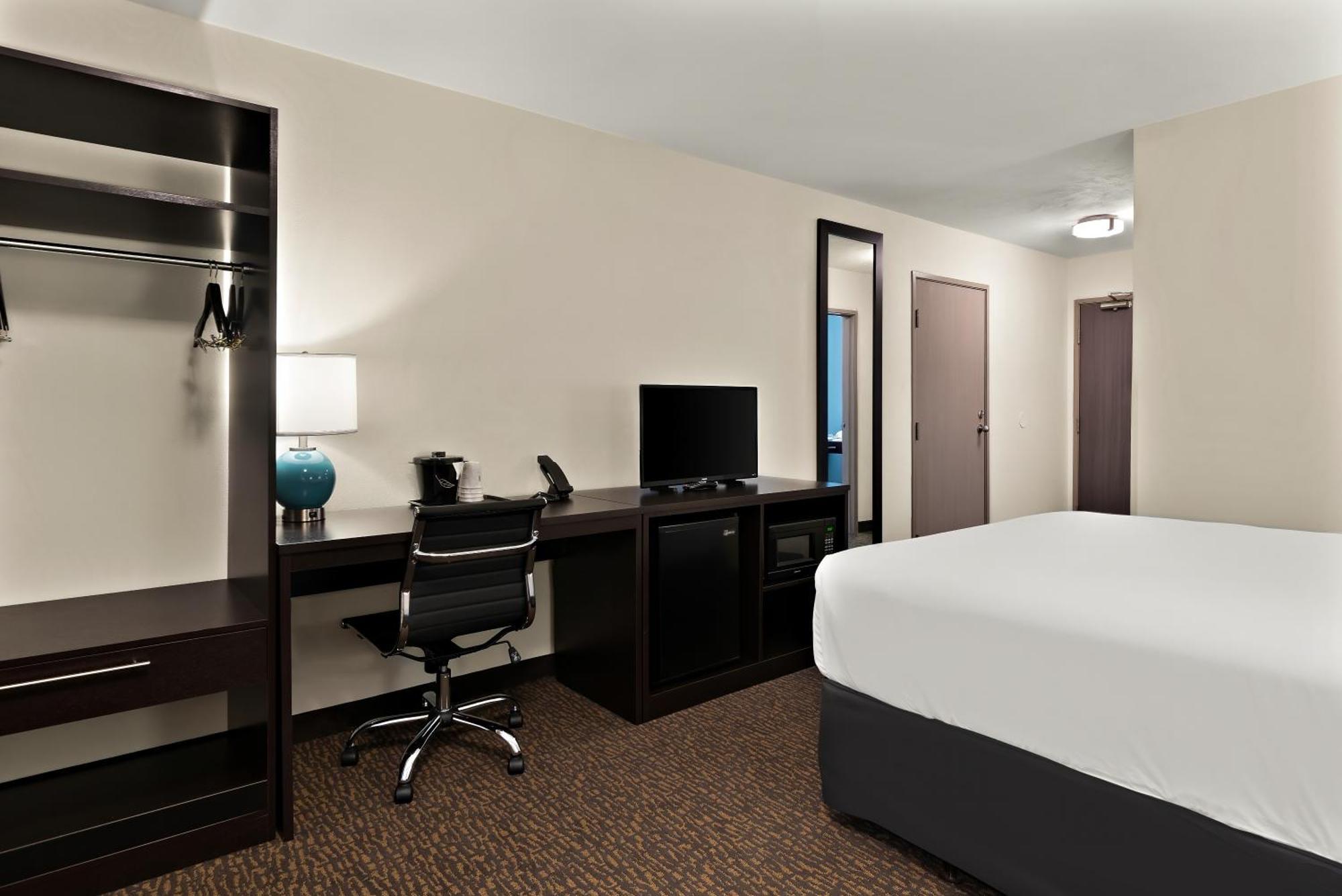 Queen Room with Roll-In Shower - Disability Access/Non Smoking/Ground floor