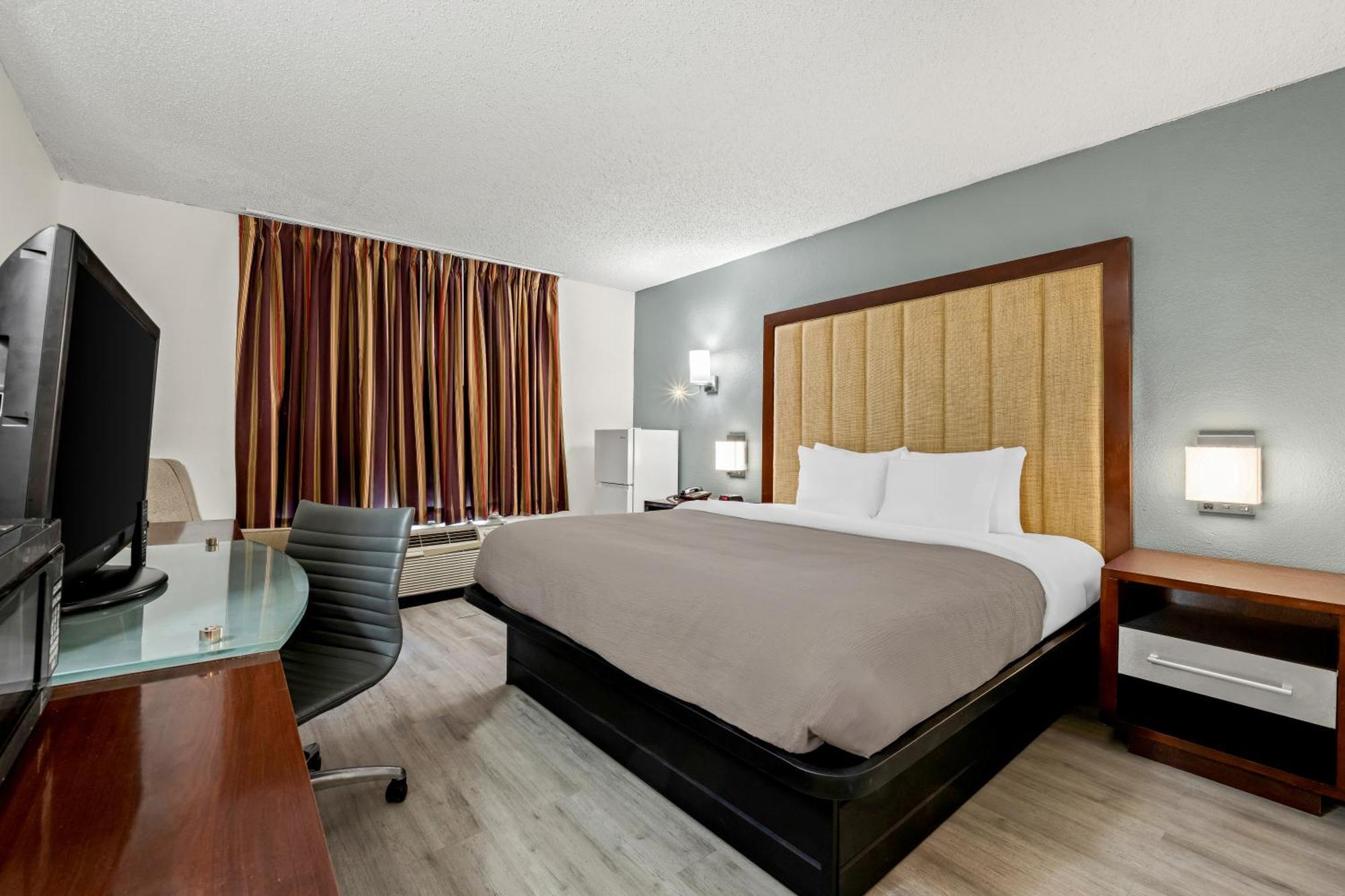 King Room - Non Smoking/Interior Hall