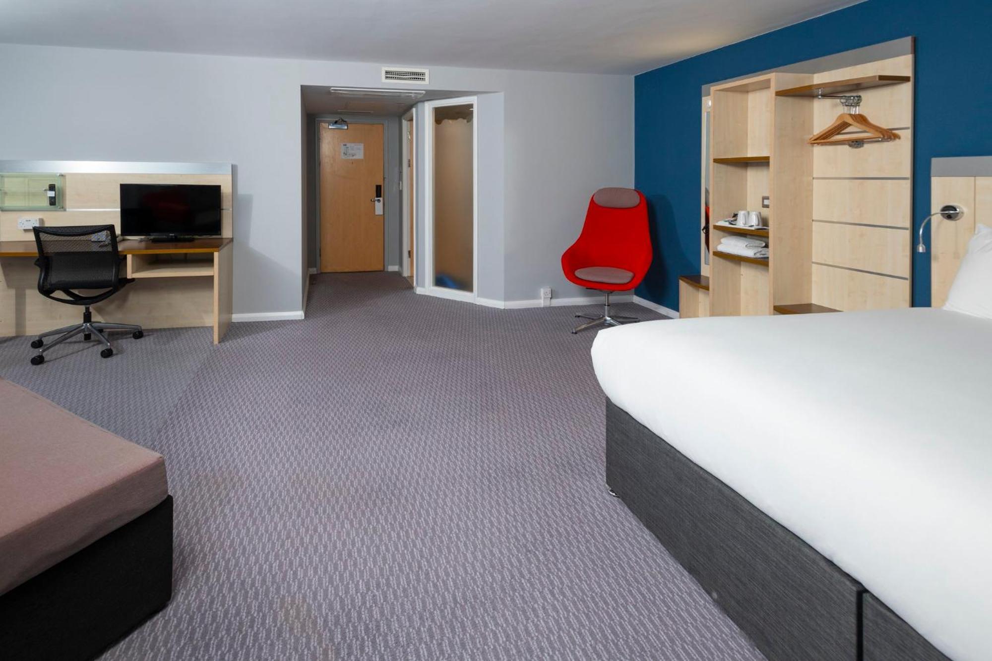 Standard Corner King Room with Free Hot Breakfast