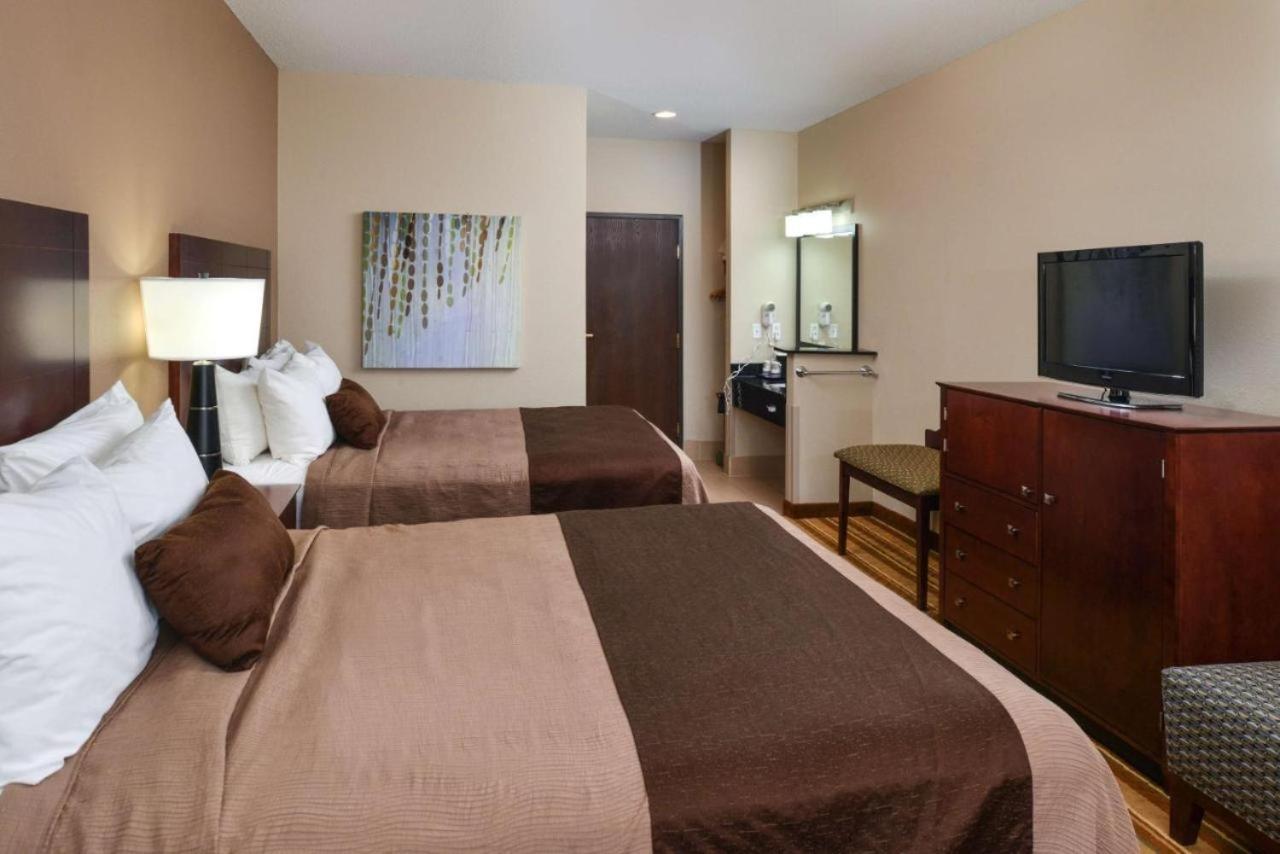 Quadruple Room Two Queen Beds Non Smoking or Pet Friendly