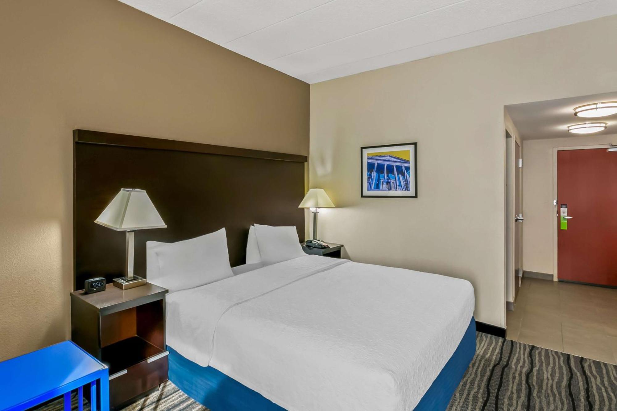 King Room with Tub - Mobility Access/Non-Smoking
