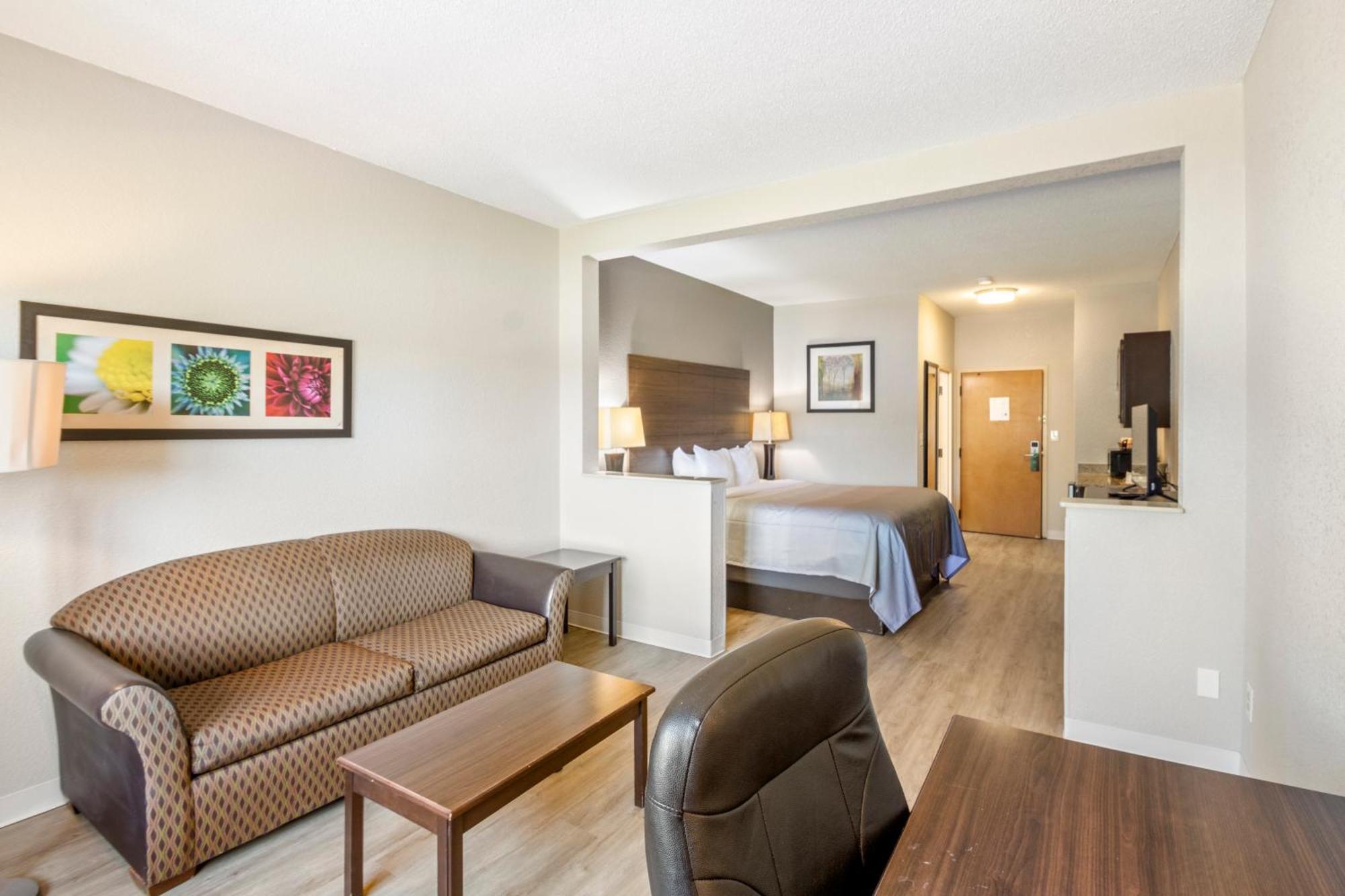 King Suite - Accessible/Non Smoking