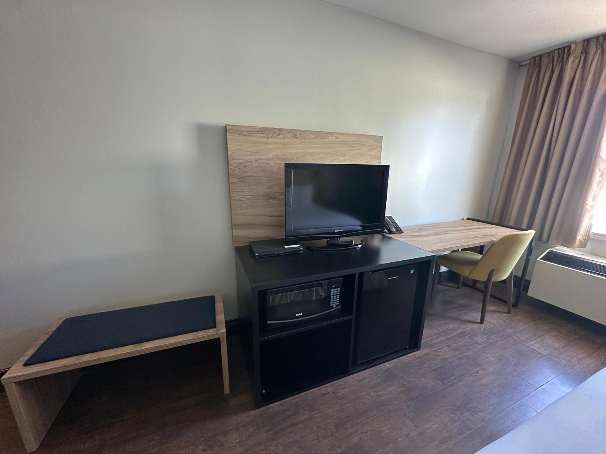 Quadruple Room with Two Queen Beds - Non Smoking