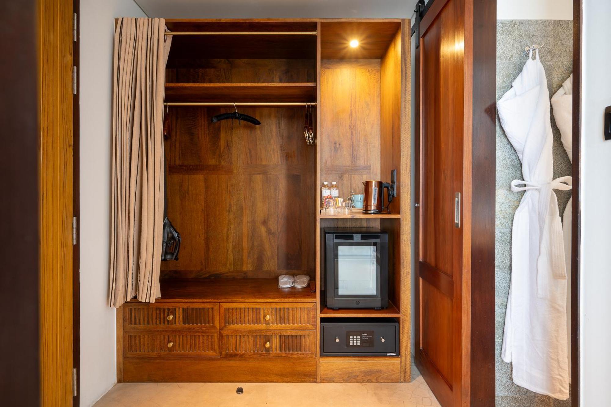 Deluxe Double Partial City Sea View Room Terrace